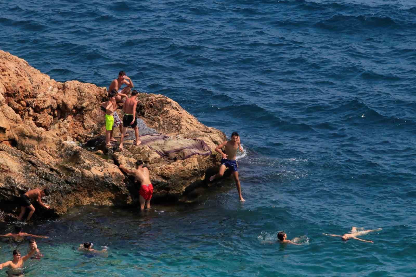 Hava sıcaklığının 34 derece ölçüldüğü Antalya’da deniz suyu sıcaklığı 30 dereceyi gördü