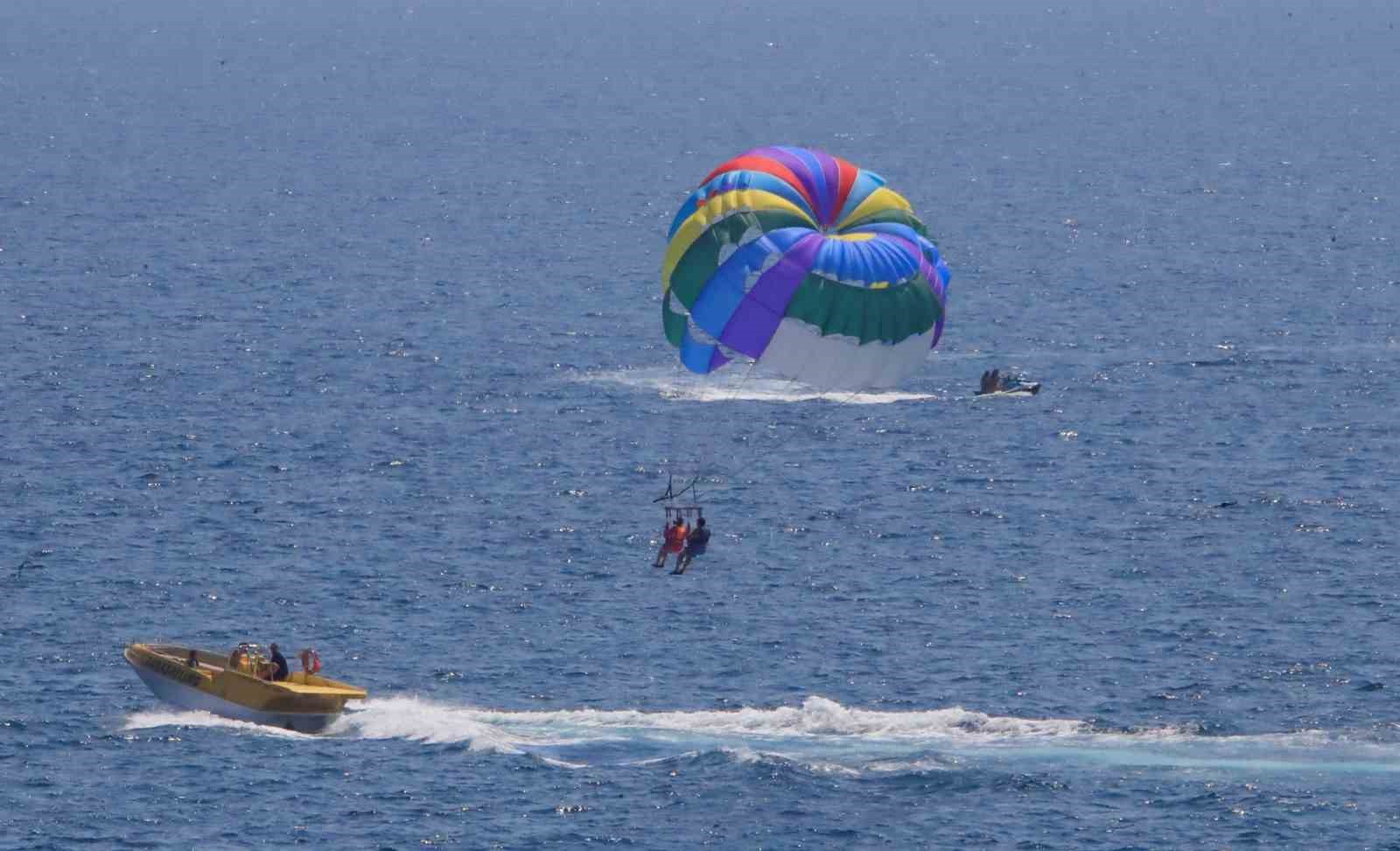 Hava sıcaklığının 34 derece ölçüldüğü Antalya’da deniz suyu sıcaklığı 30 dereceyi gördü