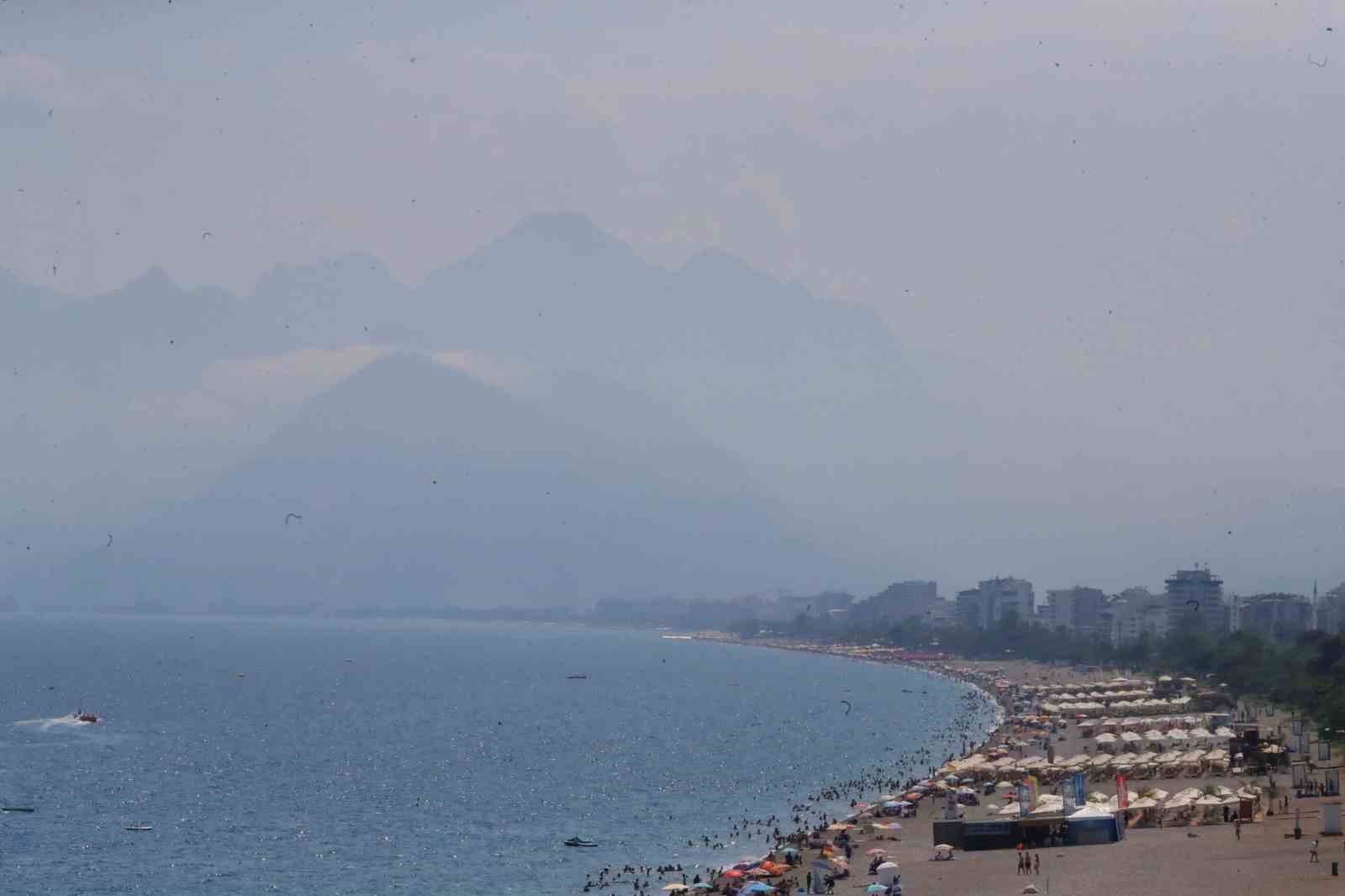 Hava sıcaklığının 34 derece ölçüldüğü Antalya’da deniz suyu sıcaklığı 30 dereceyi gördü