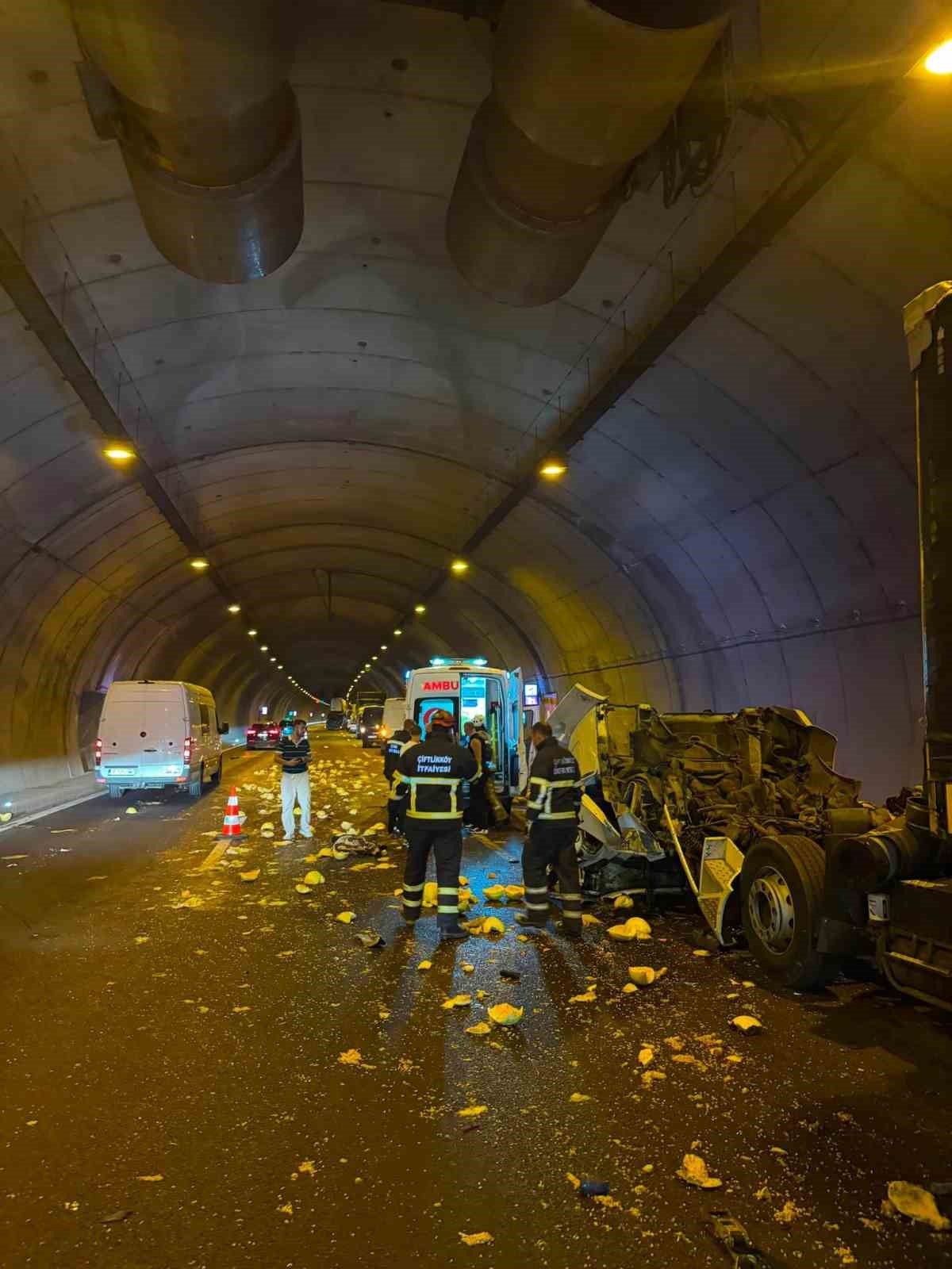Kamyona çarpan tırın kupası dorseden ayrıldı: 1 ağır yaralı