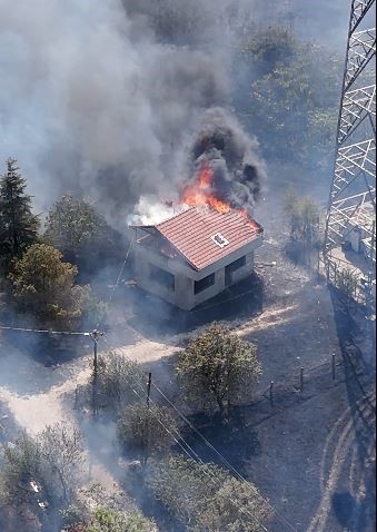 Kırklareli’nde yerleşim alanlarına sıçrayan anız yangınında bir bağ evi yandı