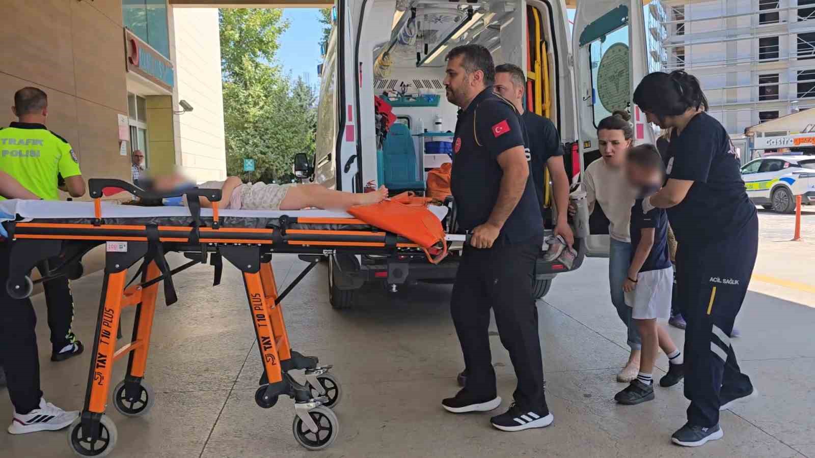 Otomobil motosikletle çarpıştı: 2’si çocuk 3 yaralı