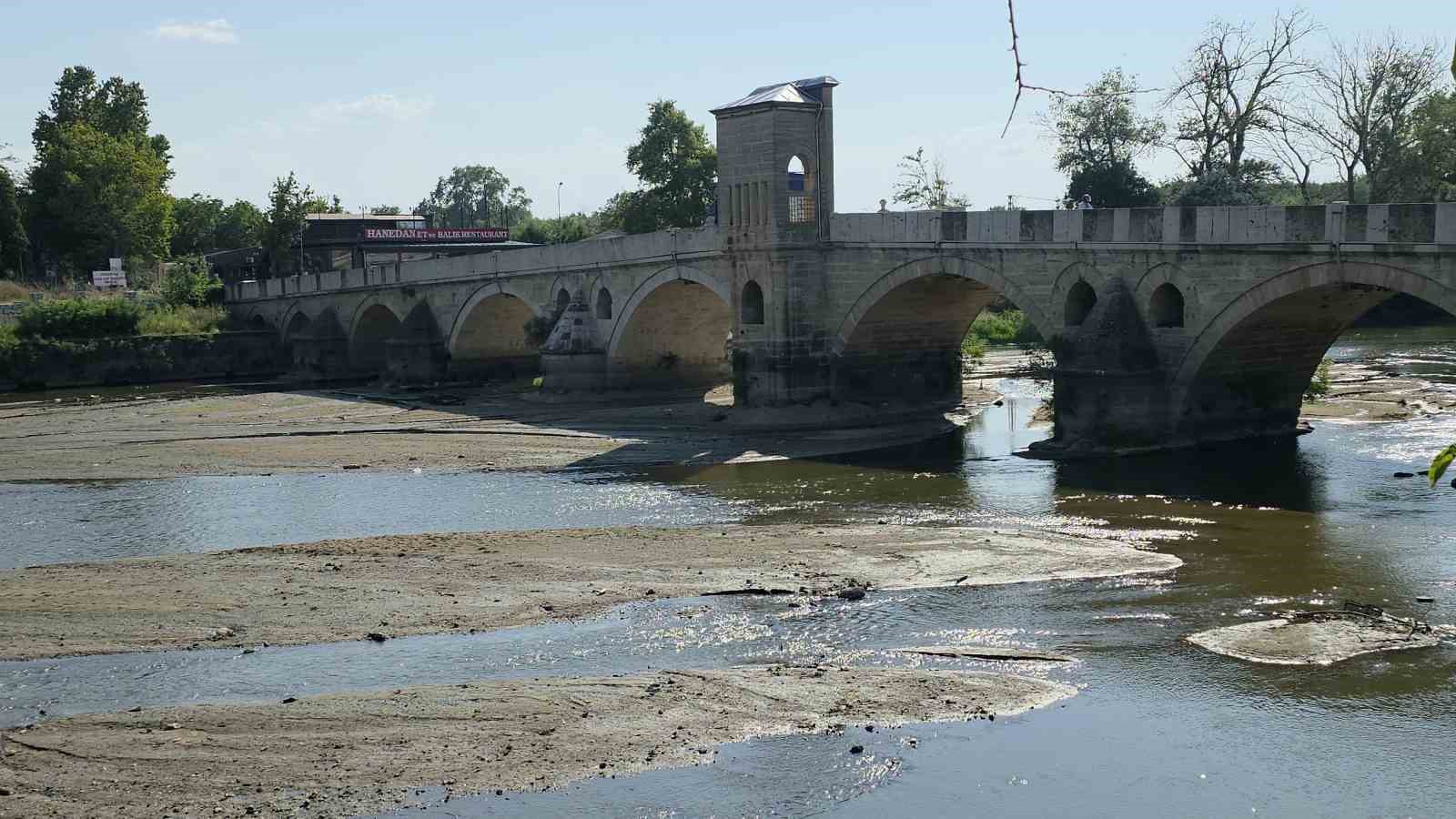 Tunca Nehri’nde su çekildi, kum adacıkları oluştu