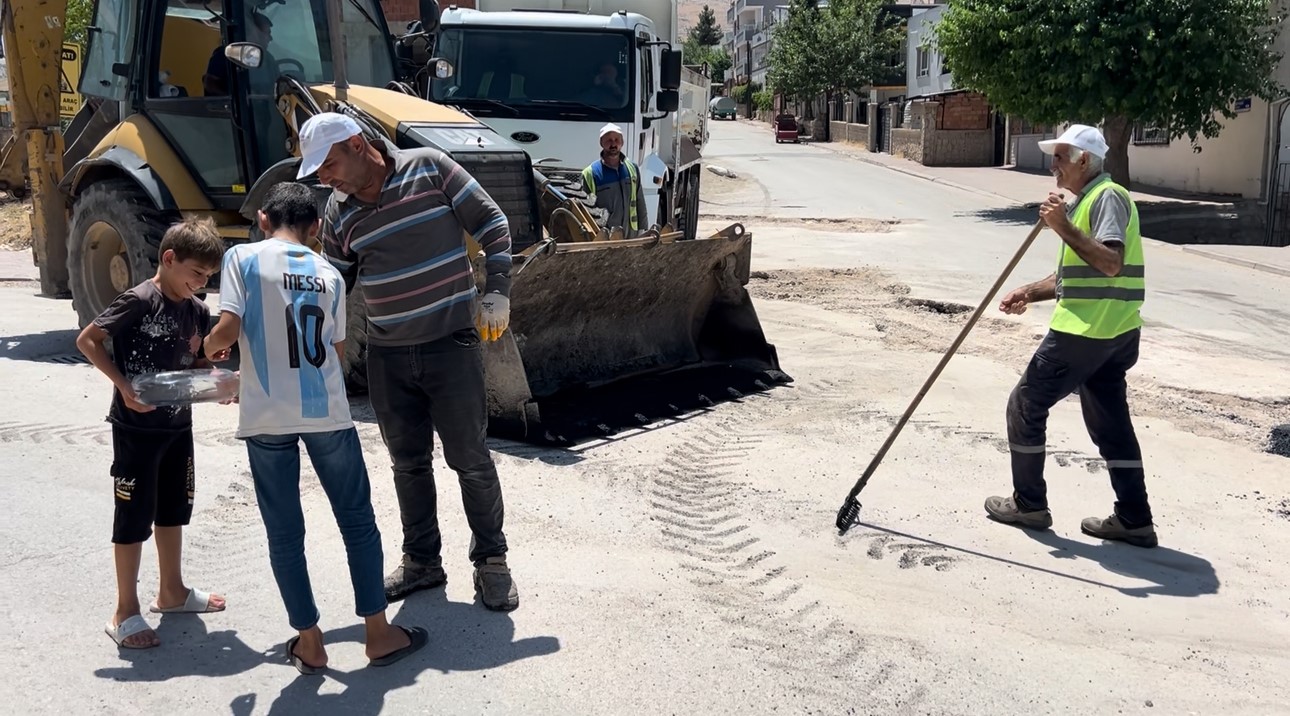 Kurtalan’da kavurucu sıcakta çalışan belediye ekiplerine çocuklardan soğuk su ikramı