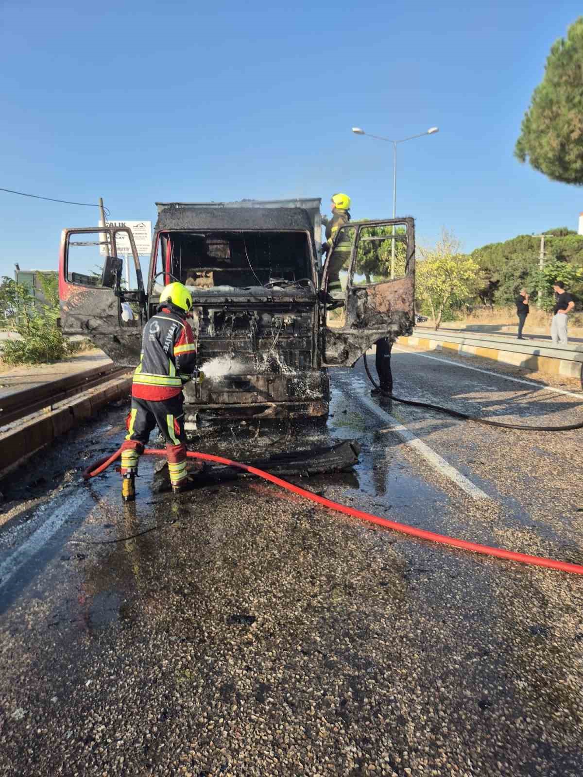Gönen’de alevlere teslim olan kamyon kullanılamaz hale geldi