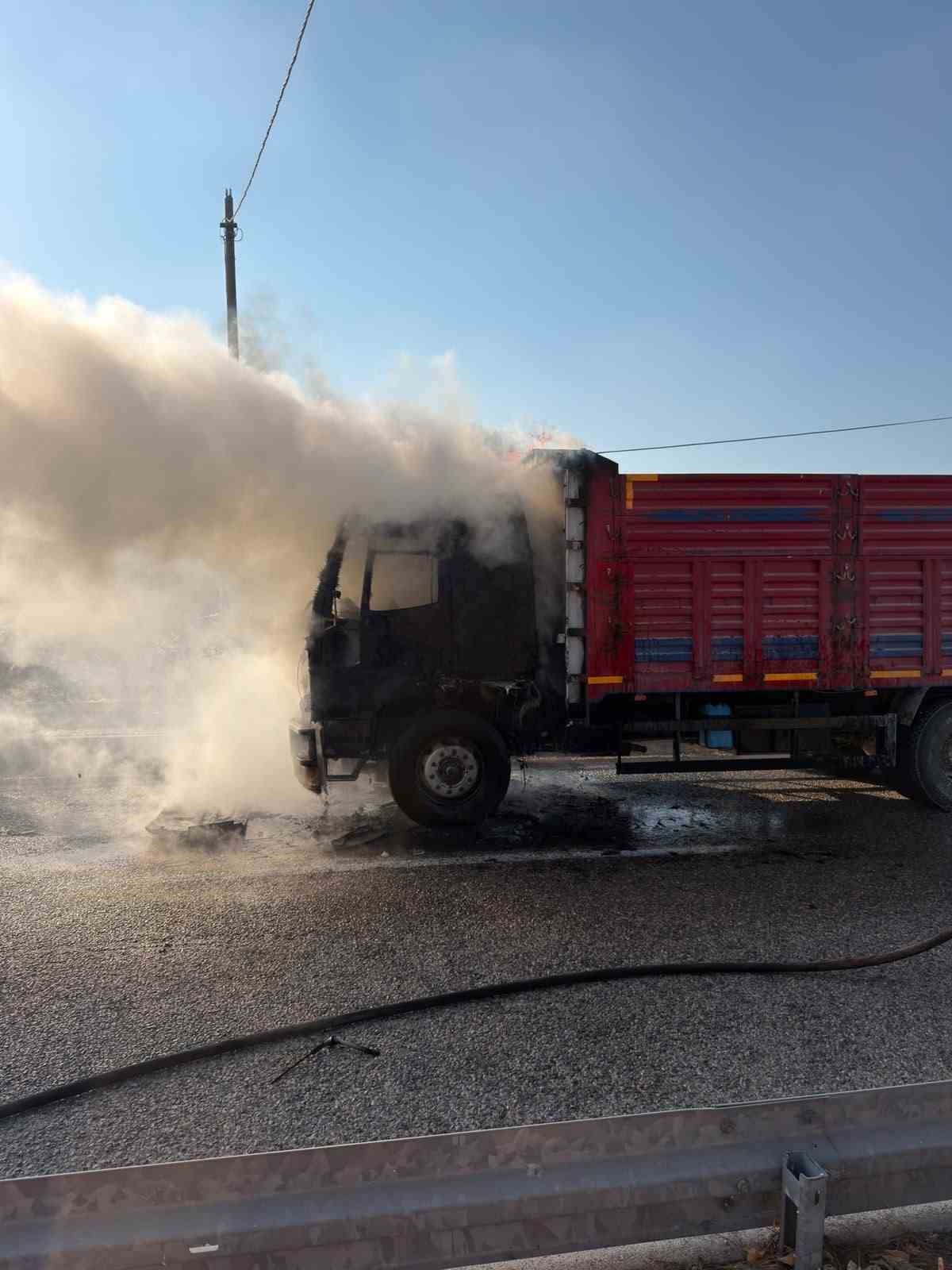 Gönen’de alevlere teslim olan kamyon kullanılamaz hale geldi