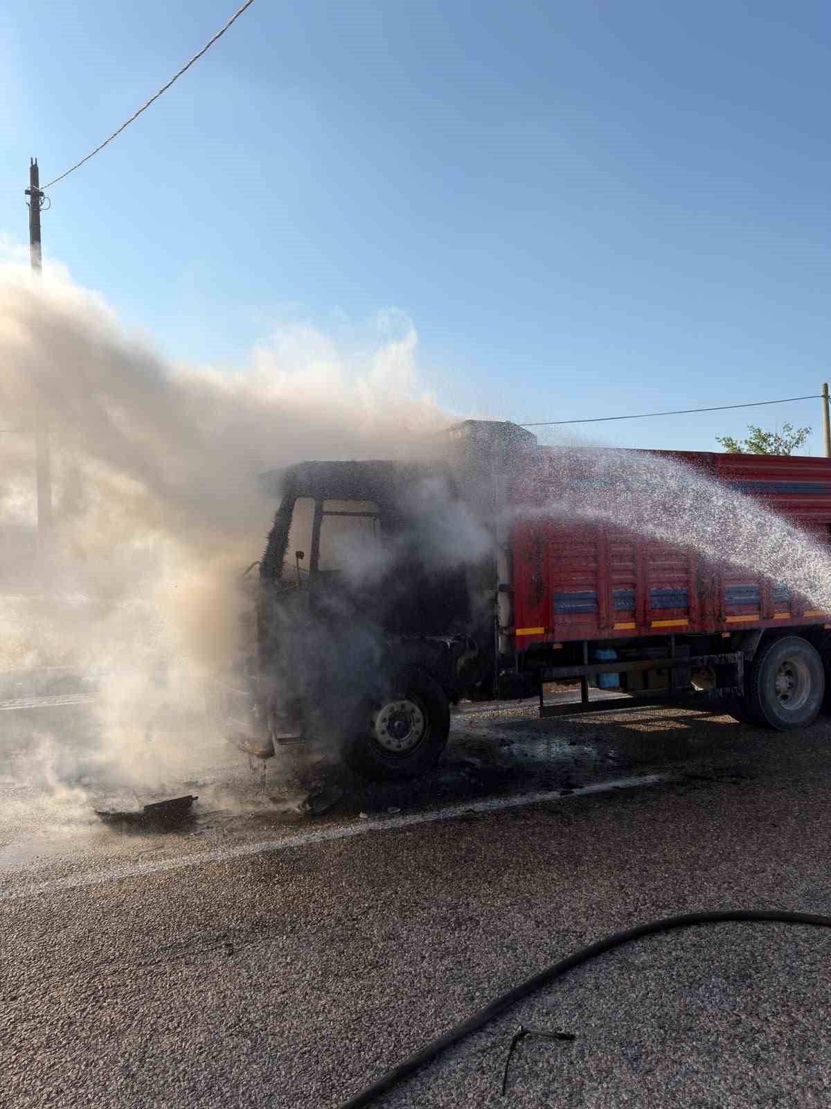 Gönen’de alevlere teslim olan kamyon kullanılamaz hale geldi
