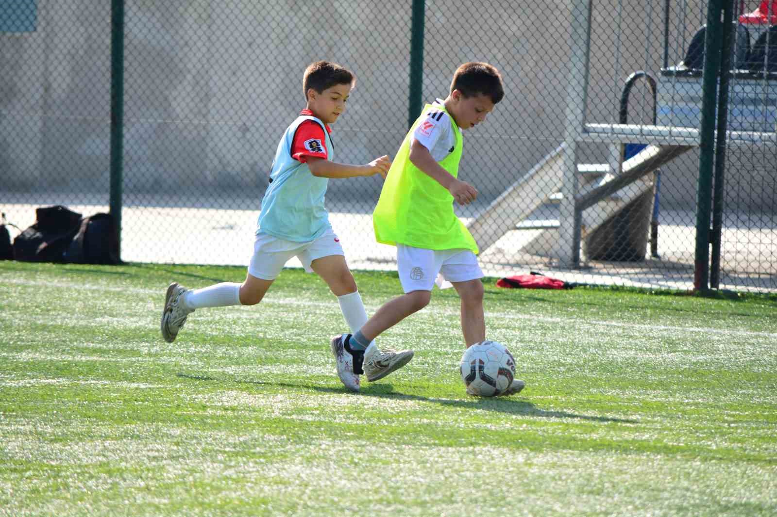 Kur’an kurslarında eğitim gören çocuklar futbol turnuvasında ter döktü