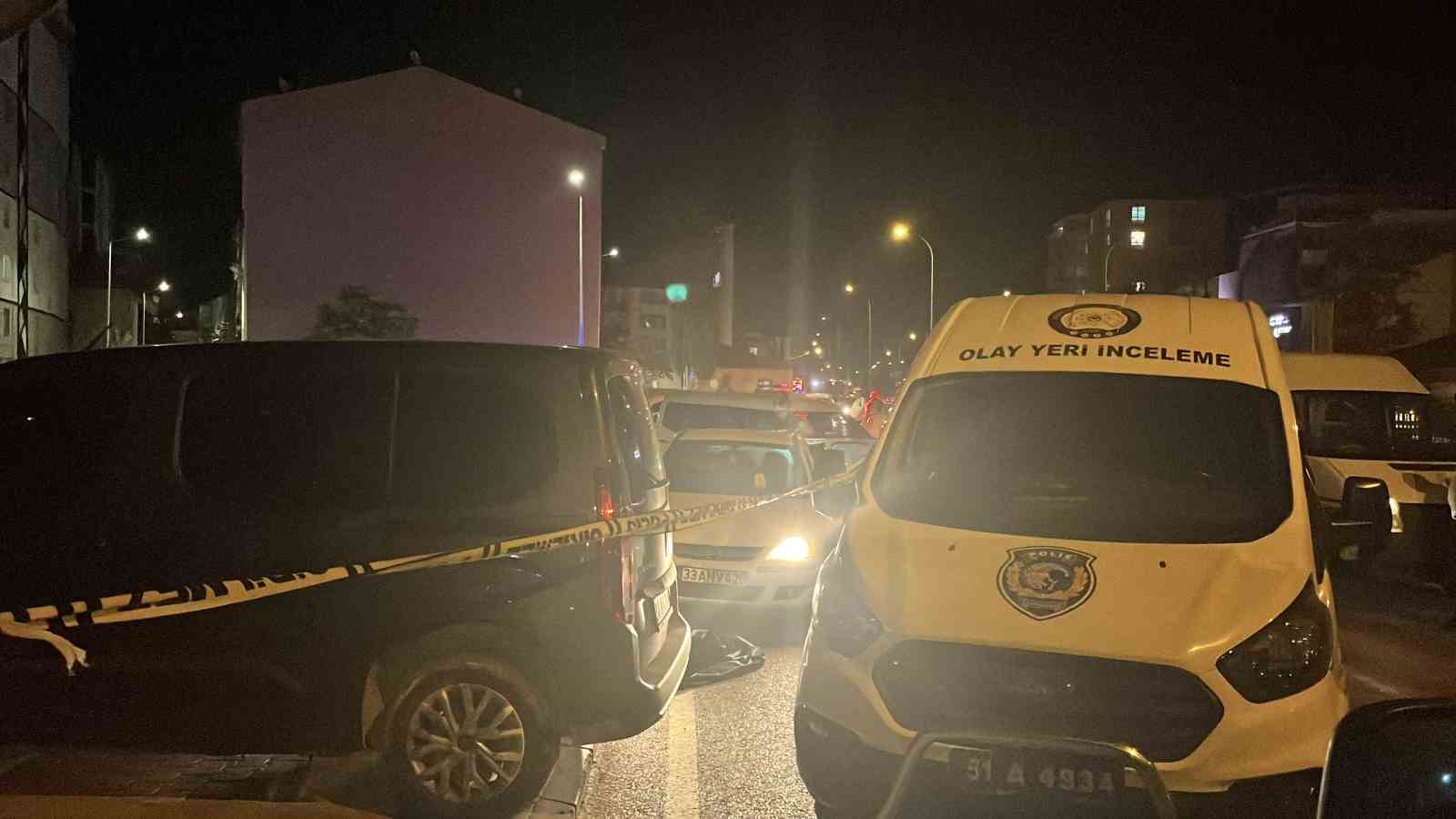 Yol kenarındaki otomobilde bir kadın ölü, bir kişi ağır yaralı halde bulundu