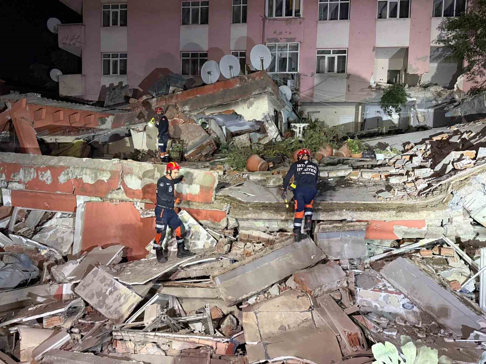 İstanbul Valiliği: "Binanın önceden tahliye edilmesi nedeniyle ilk belirlemelere göre herhangi bir can kaybı veya yaralanma bulunmamaktadır"