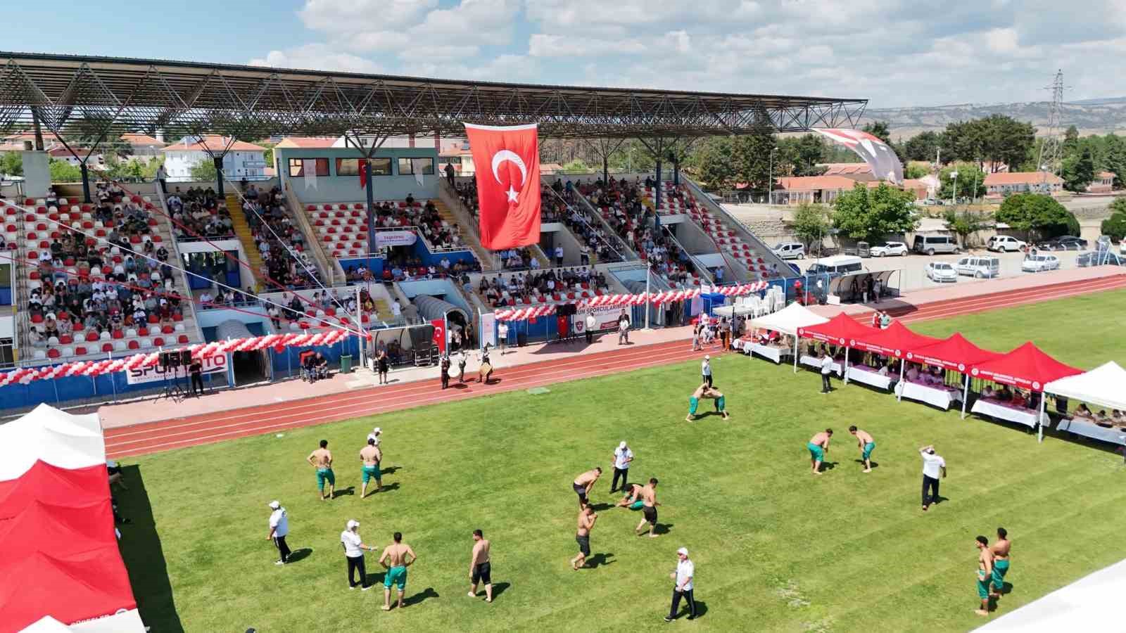 Taşköprü’de başpehlivan ve karakucak güreşleri nefes kesti