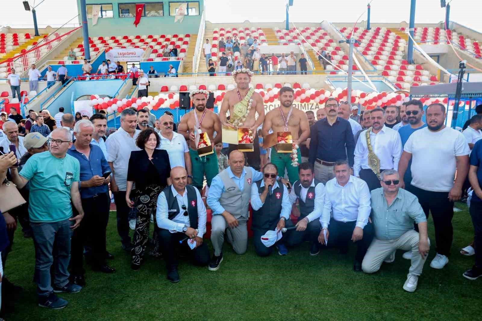 Taşköprü’de başpehlivan ve karakucak güreşleri nefes kesti