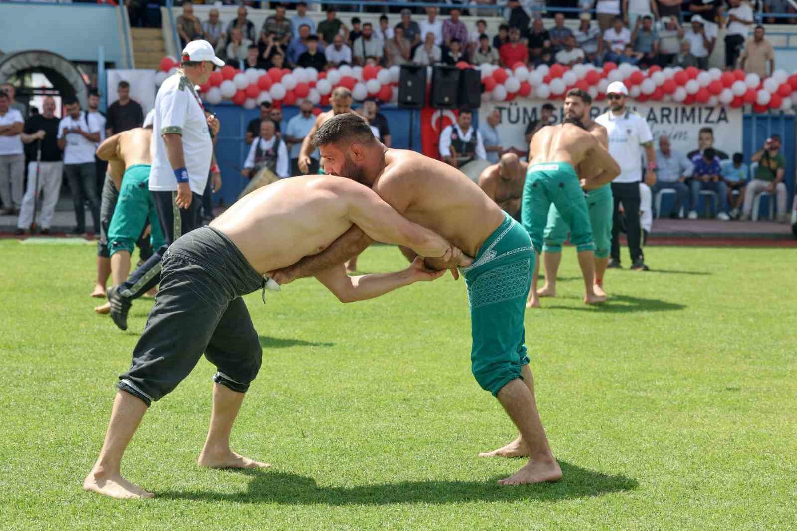 Taşköprü’de başpehlivan ve karakucak güreşleri nefes kesti