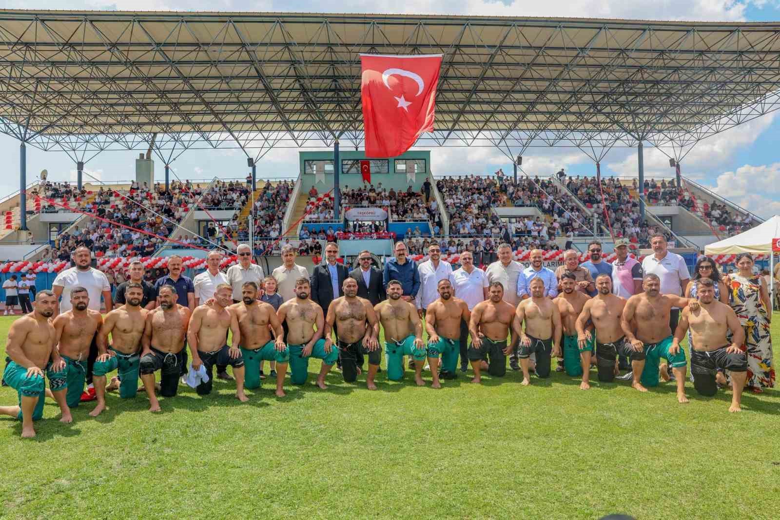 Taşköprü’de başpehlivan ve karakucak güreşleri nefes kesti