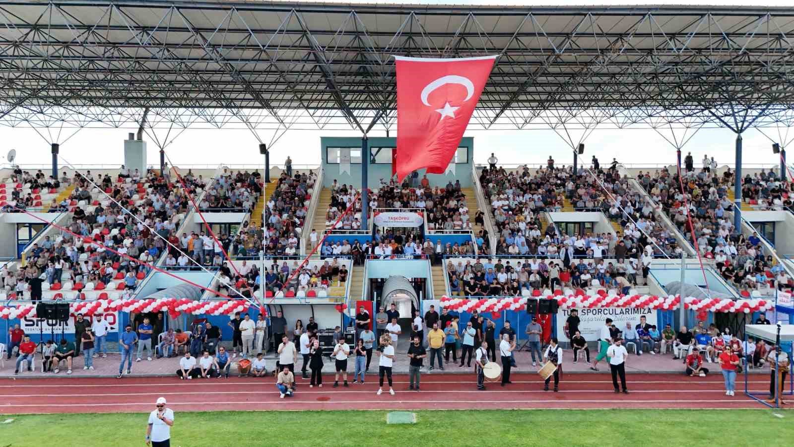 Taşköprü’de başpehlivan ve karakucak güreşleri nefes kesti