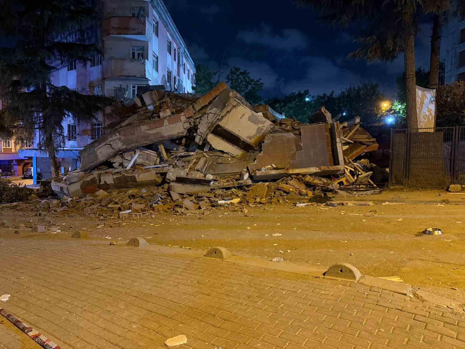 Bahçelievler’de dün gece tahliye edilen bina bugün çöktü