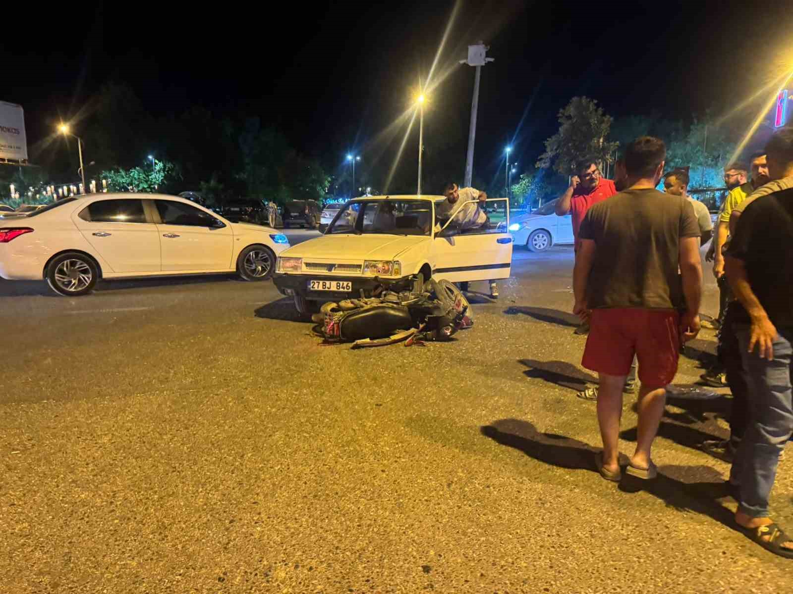 Şanlıurfa’da otomobil ile çarpışan motosikletin sürücüsü yaralandı
