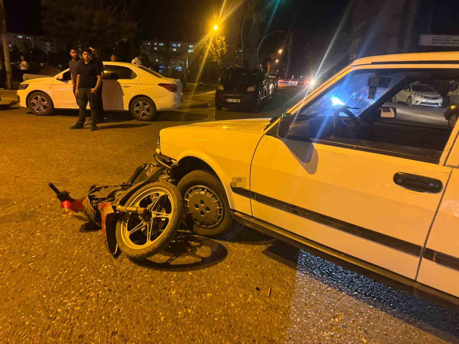 Şanlıurfa’da otomobil ile çarpışan motosikletin sürücüsü yaralandı