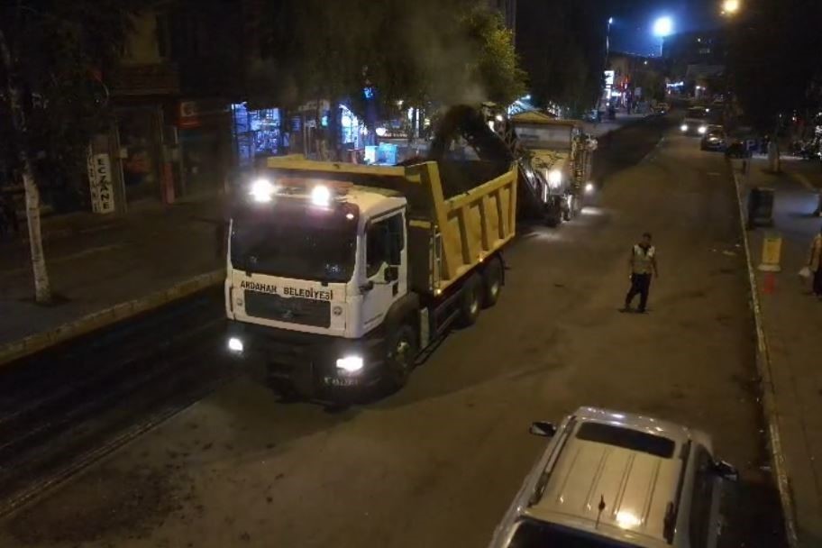 Belediye ekipleri yeni asfalt için eski asfaltı söküyor