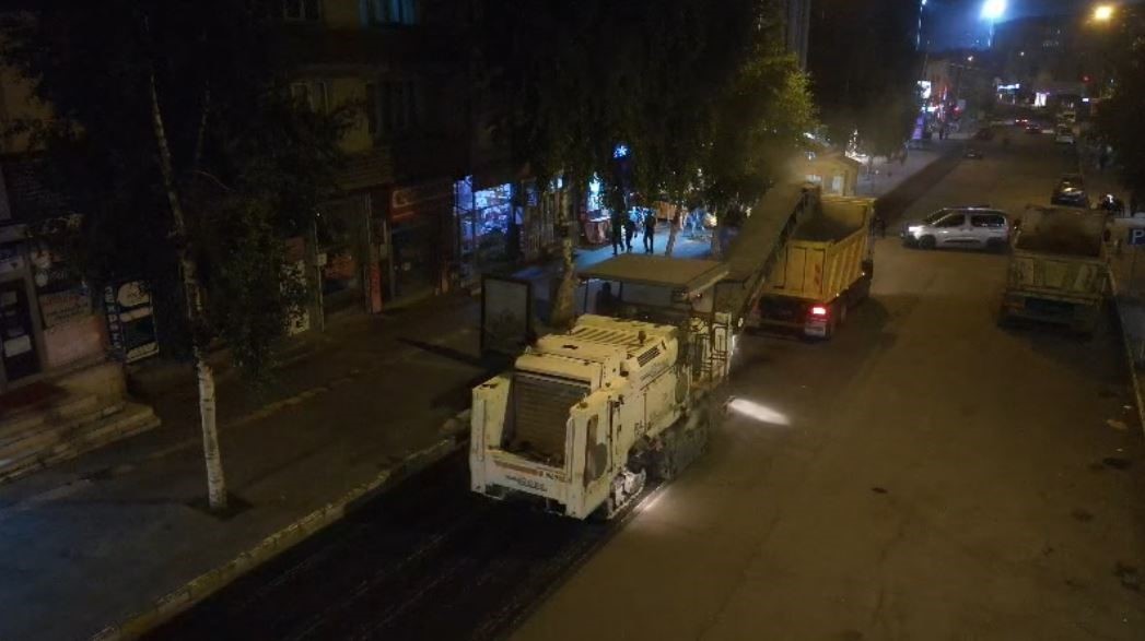 Belediye ekipleri yeni asfalt için eski asfaltı söküyor