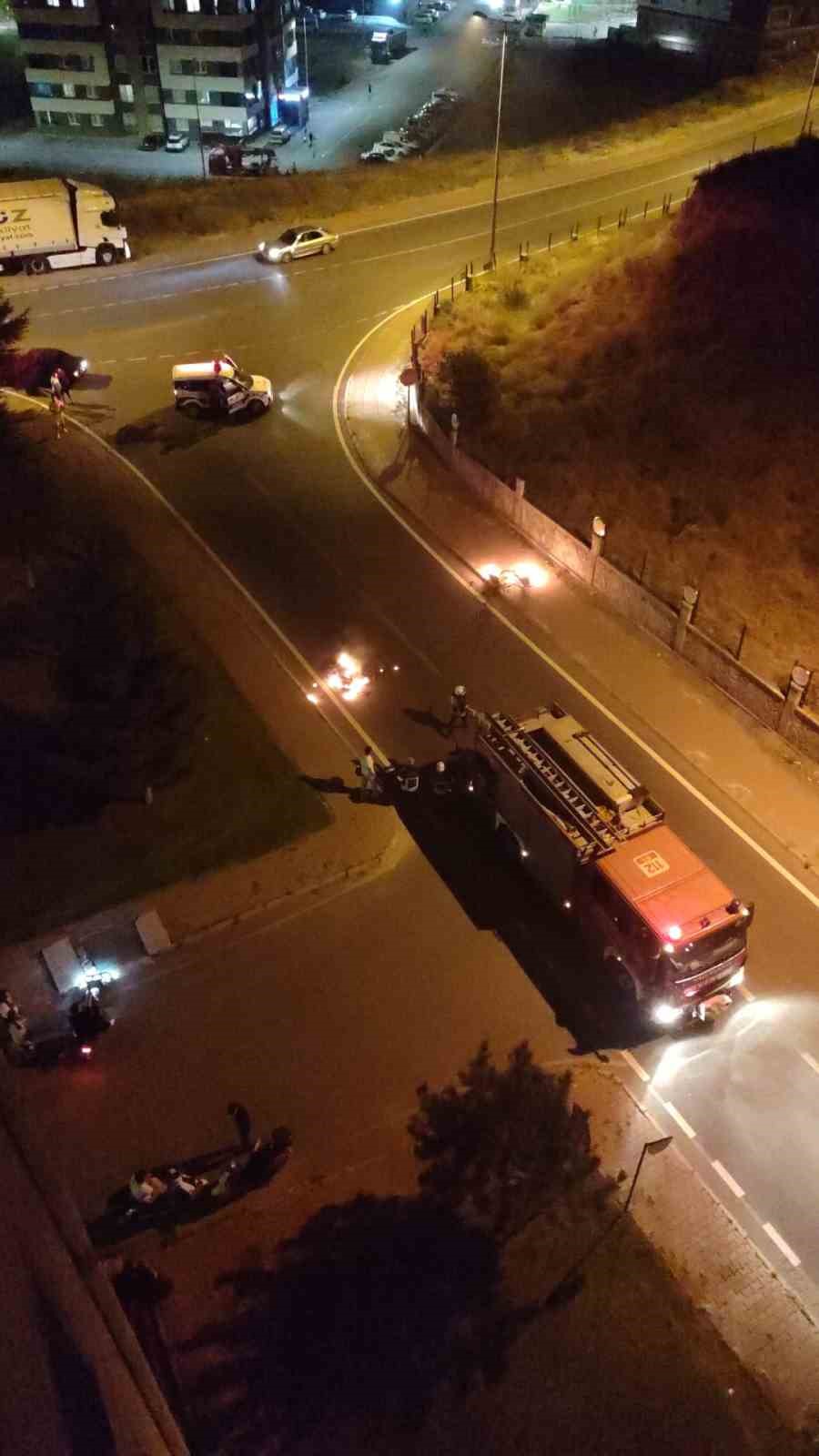 Seyir halindeki motosiklet alev alev yandı