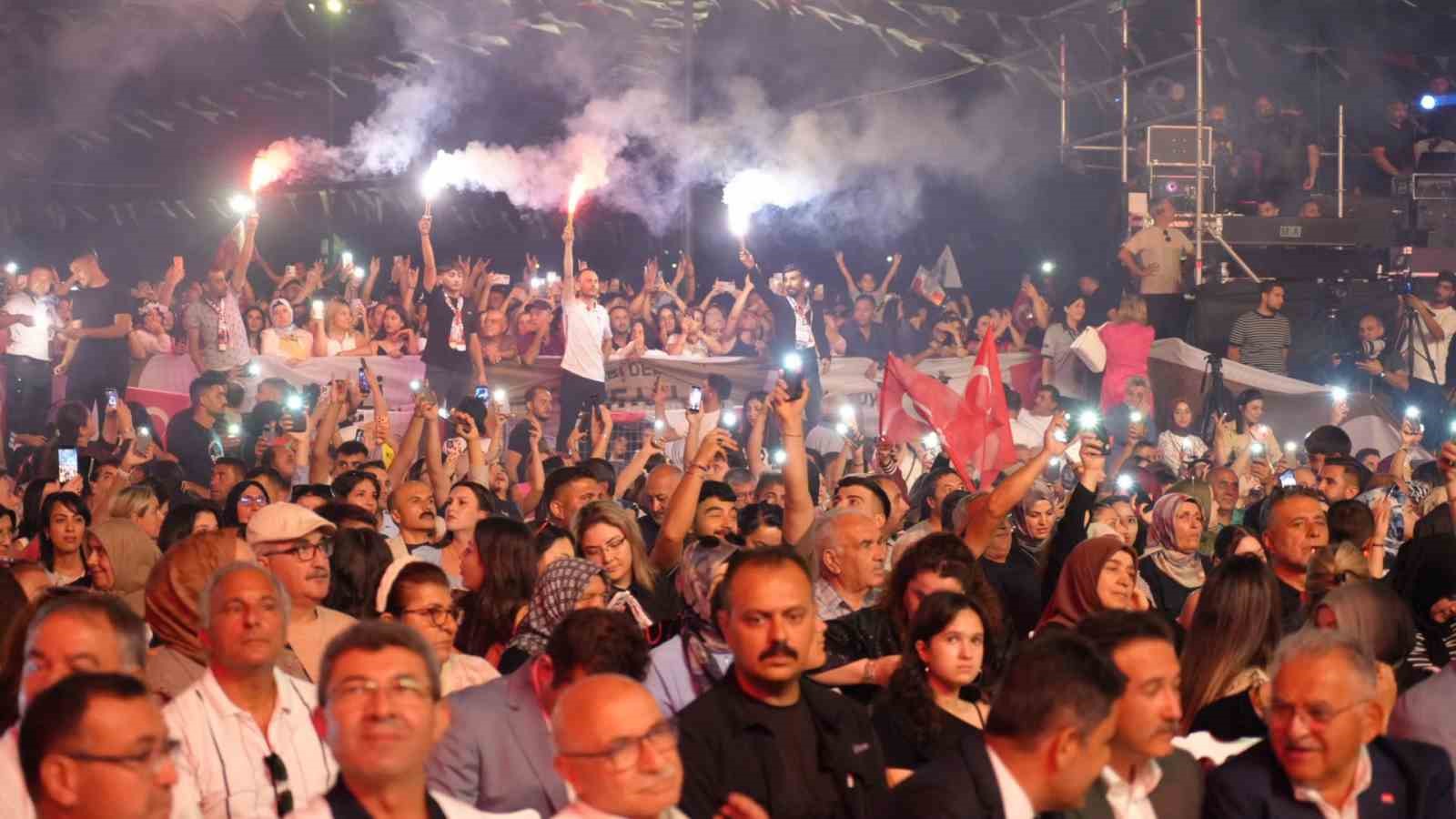 ‘Sivaslılar Günü’nde Ebru Yaşar rüzgarı