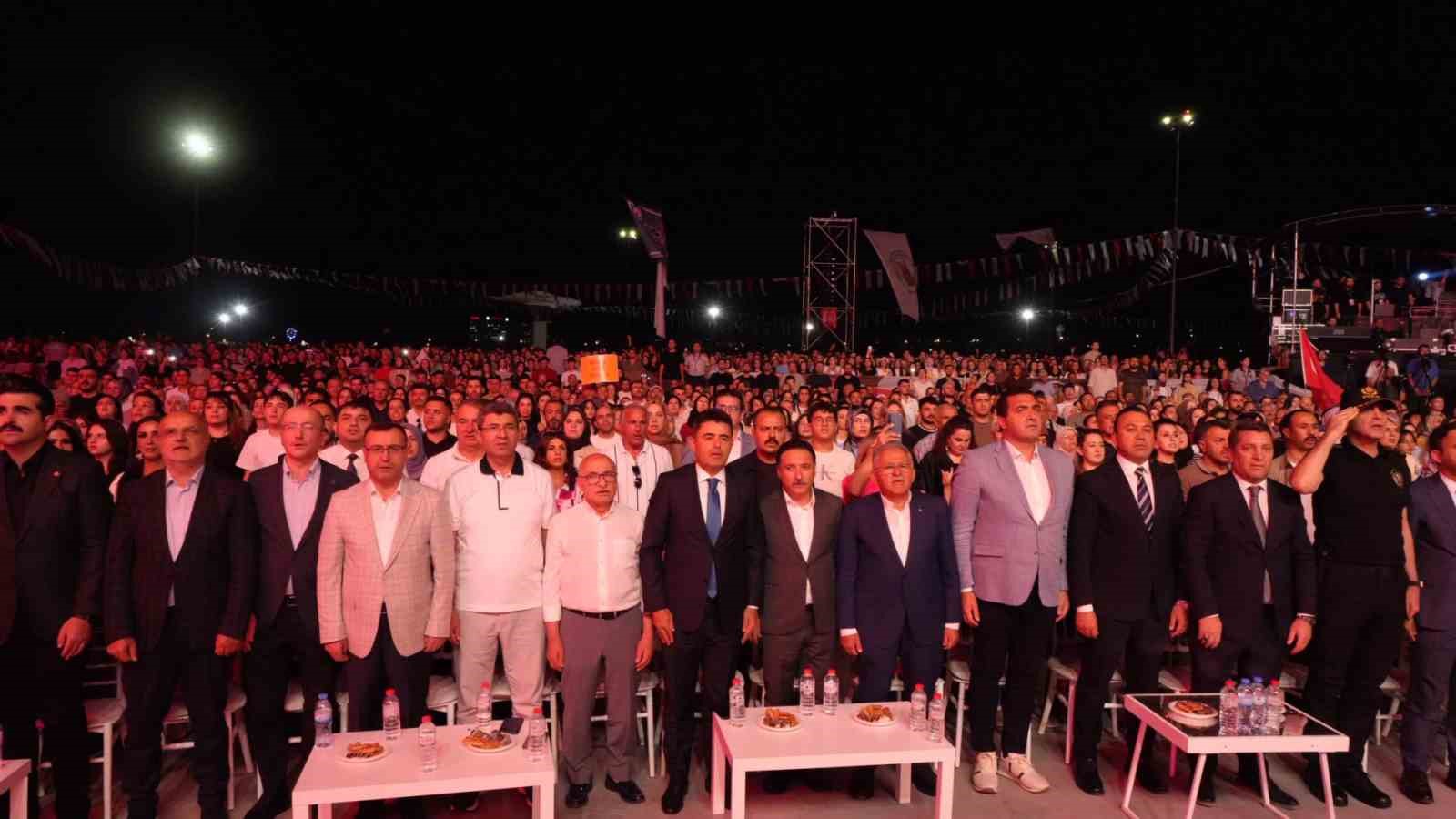 ‘Sivaslılar Günü’nde Ebru Yaşar rüzgarı