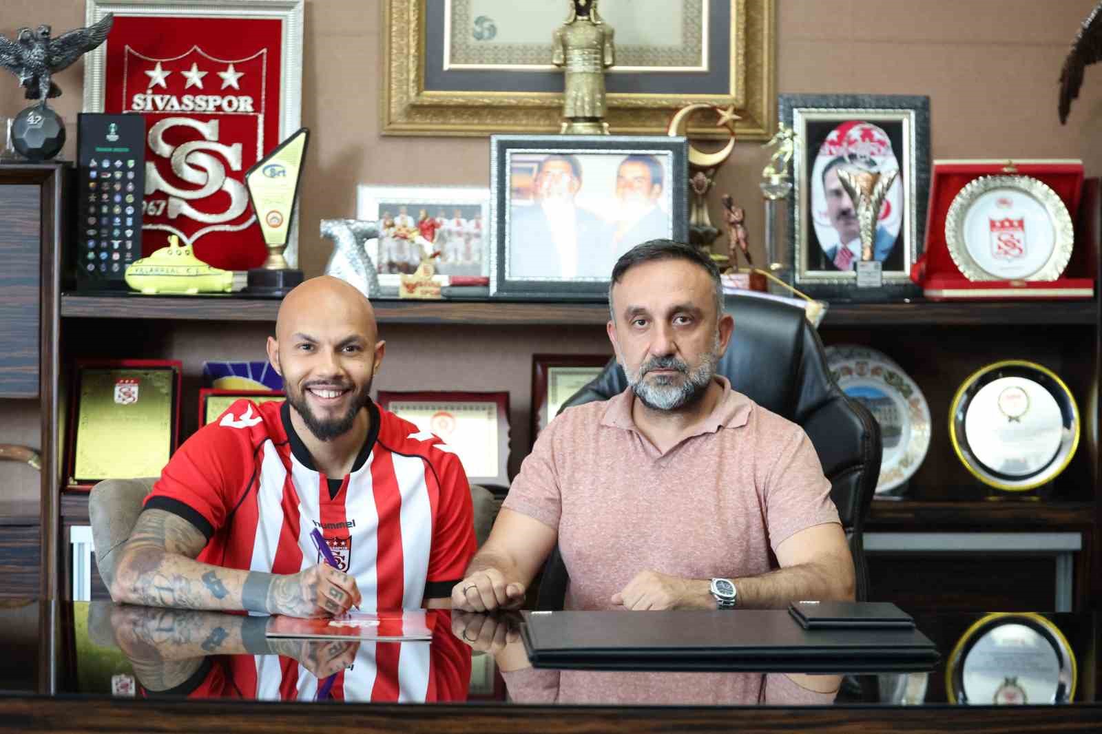 Sivasspor’da 4 imza birden