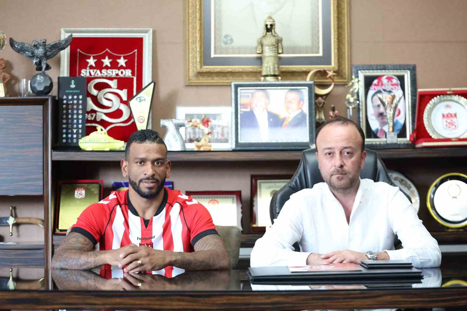 Sivasspor’da 4 imza birden