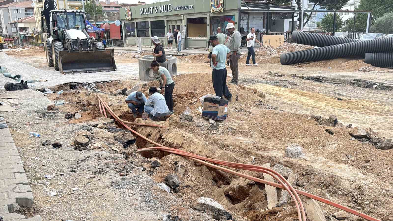 Menteşe’de altyapı çalışmaları sırasında mezar kalıntılarına rastlandı