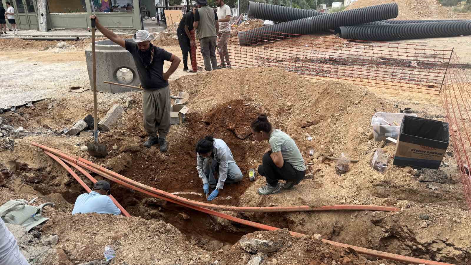 Menteşe’de altyapı çalışmaları sırasında mezar kalıntılarına rastlandı