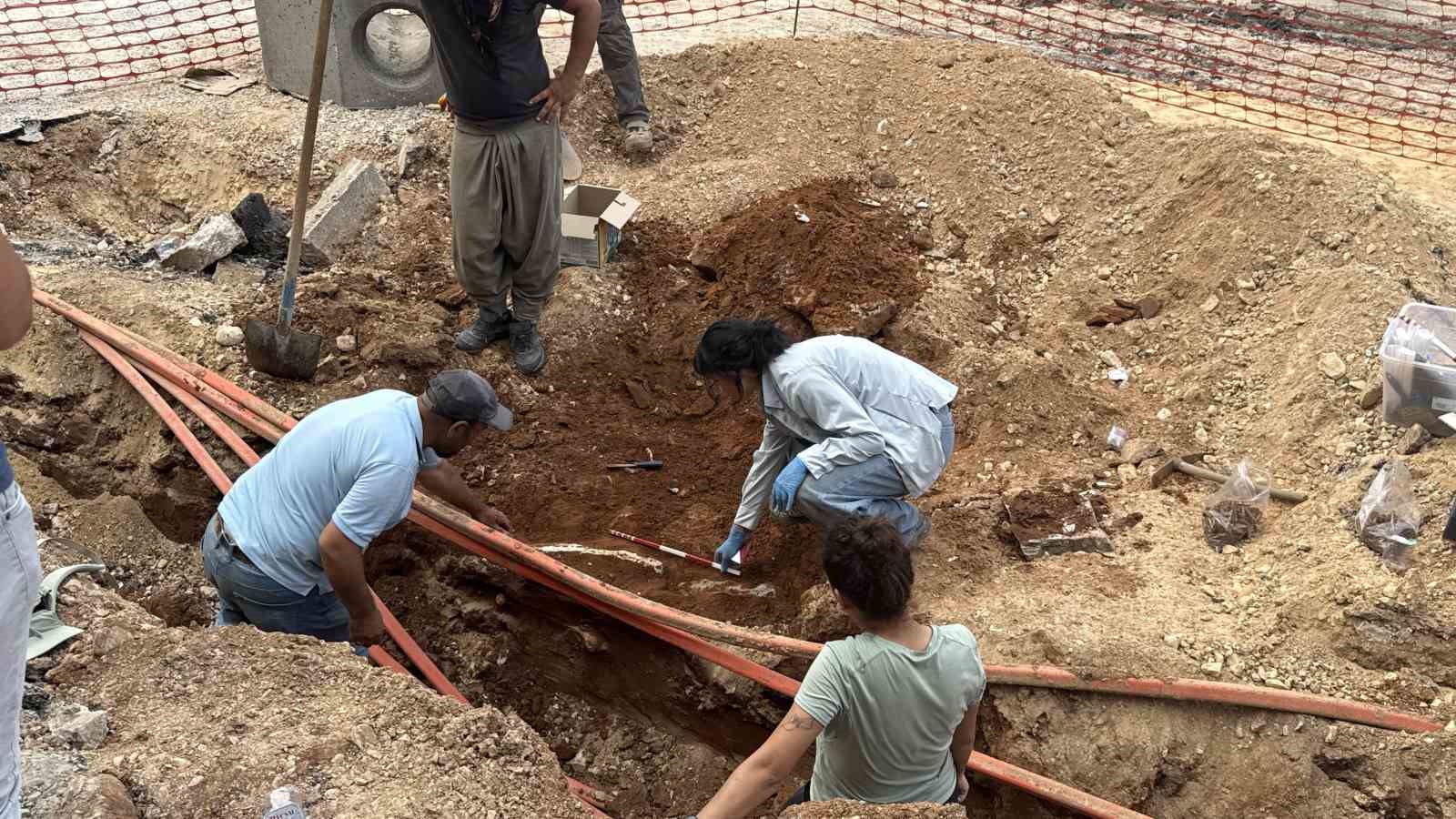 Menteşe’de altyapı çalışmaları sırasında mezar kalıntılarına rastlandı