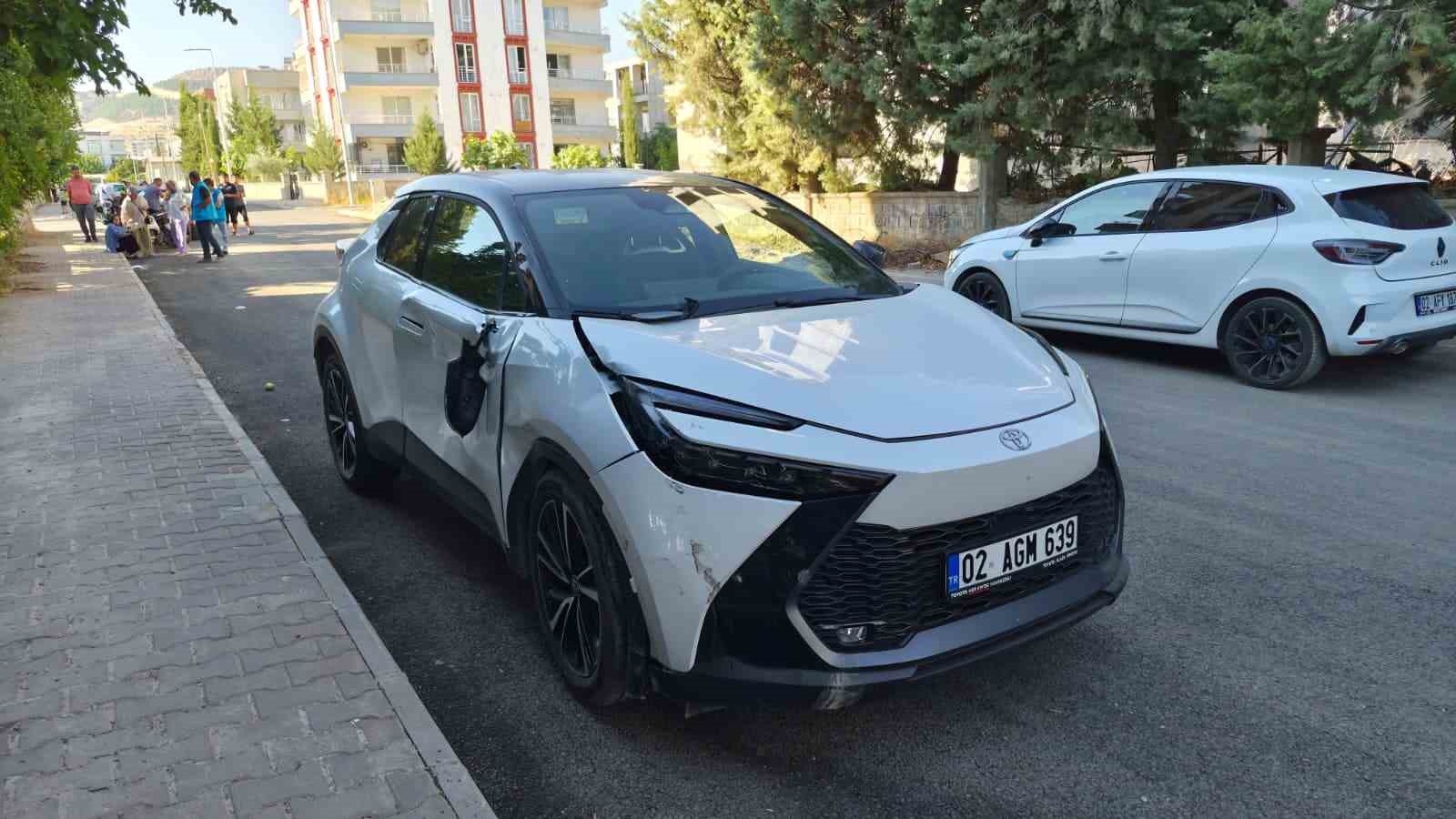 Otomobil ile motosiklet çarpıştı: 2 yaralı