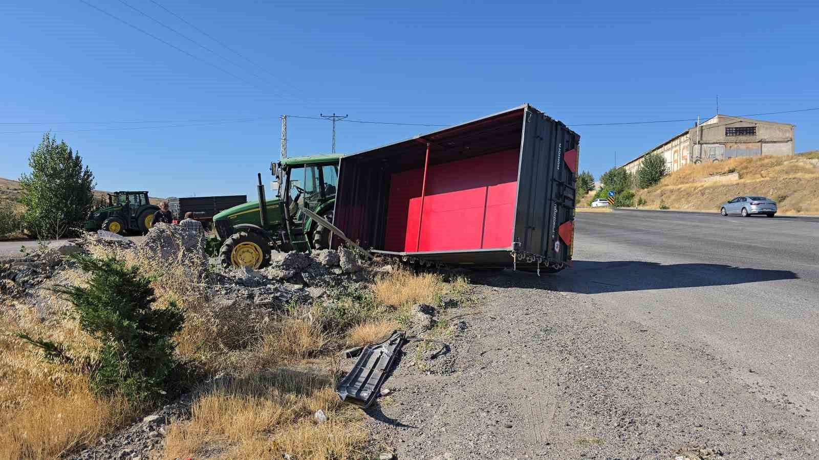 Traktör ve otobüs çarpıştı, kaza ucuz atlatıldı