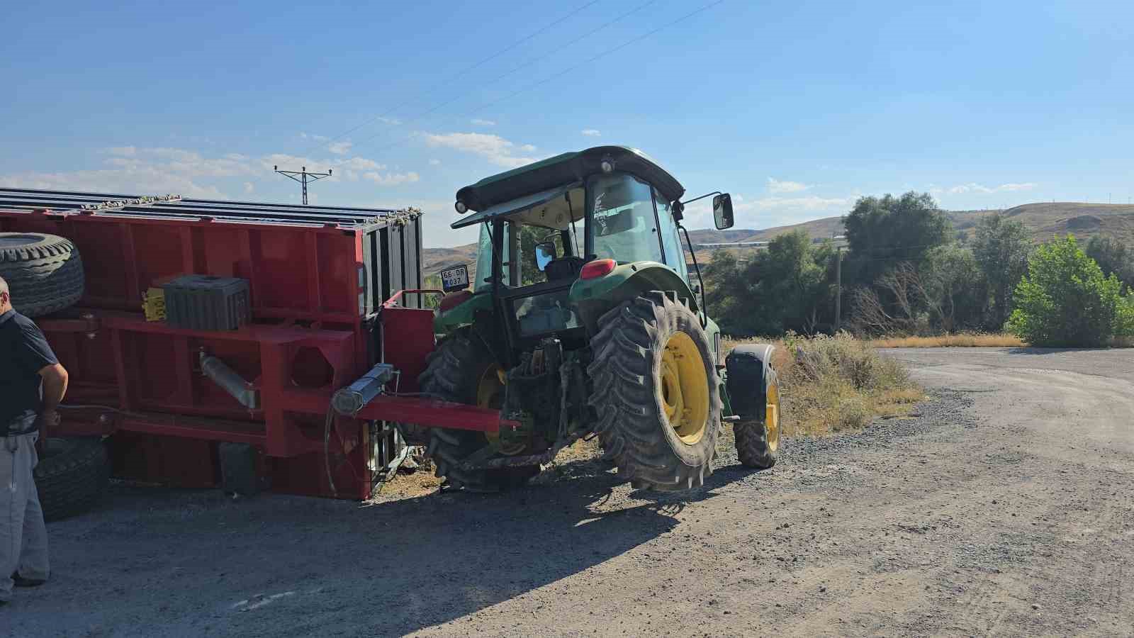 Traktör ve otobüs çarpıştı, kaza ucuz atlatıldı
