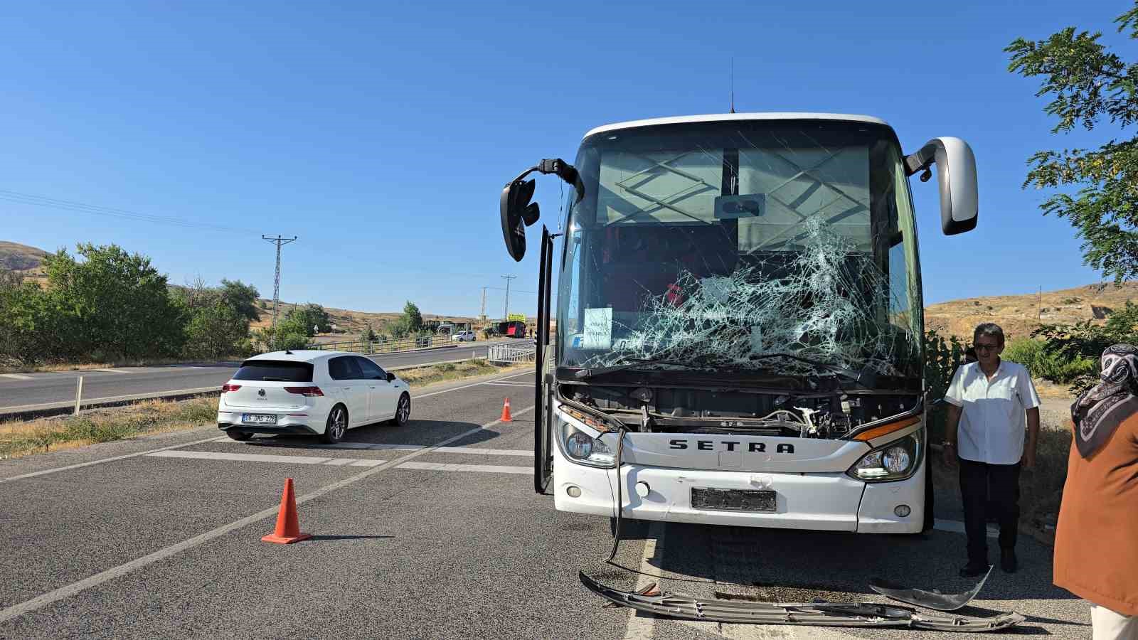 Traktör ve otobüs çarpıştı, kaza ucuz atlatıldı