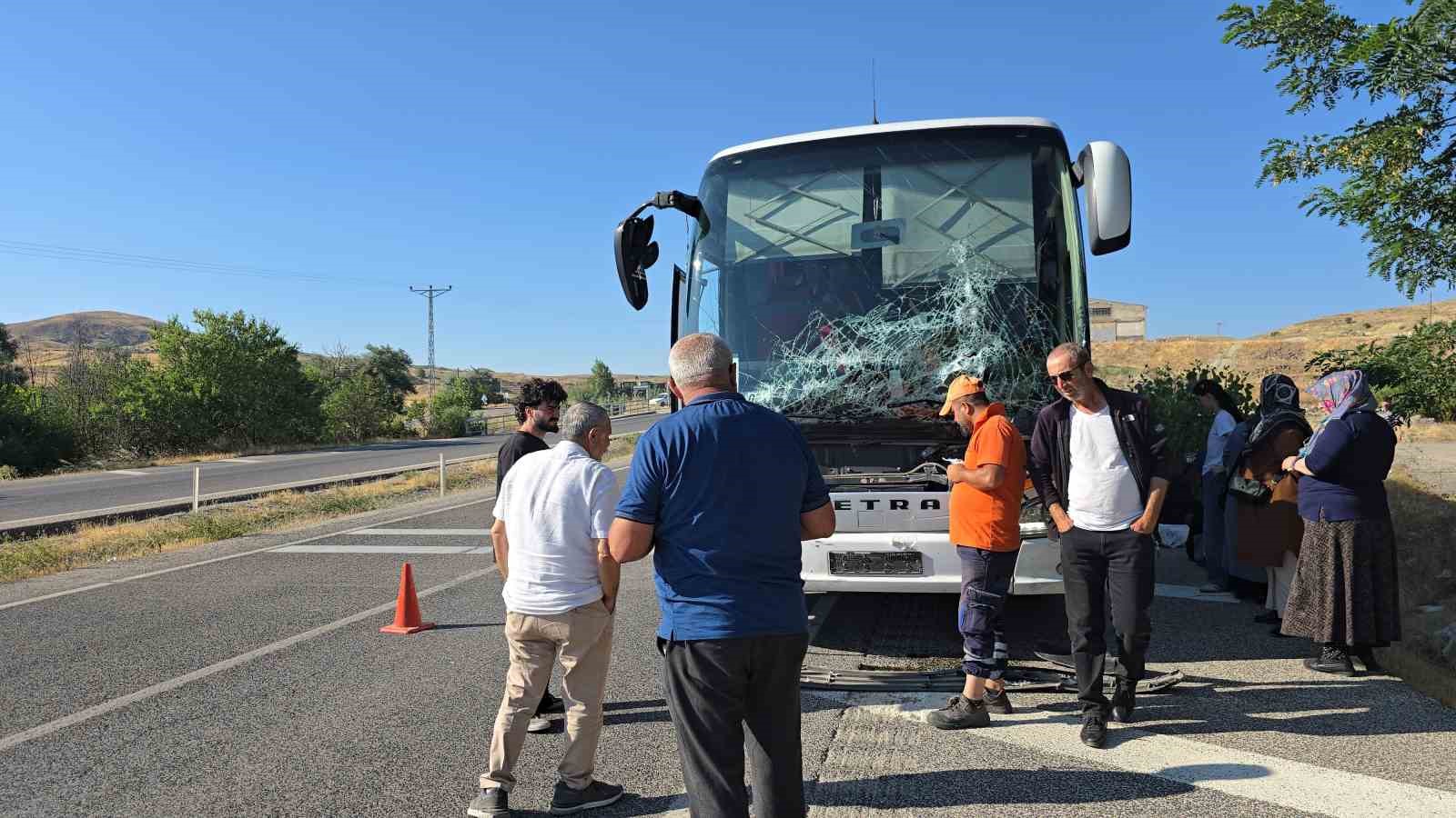 Traktör ve otobüs çarpıştı, kaza ucuz atlatıldı