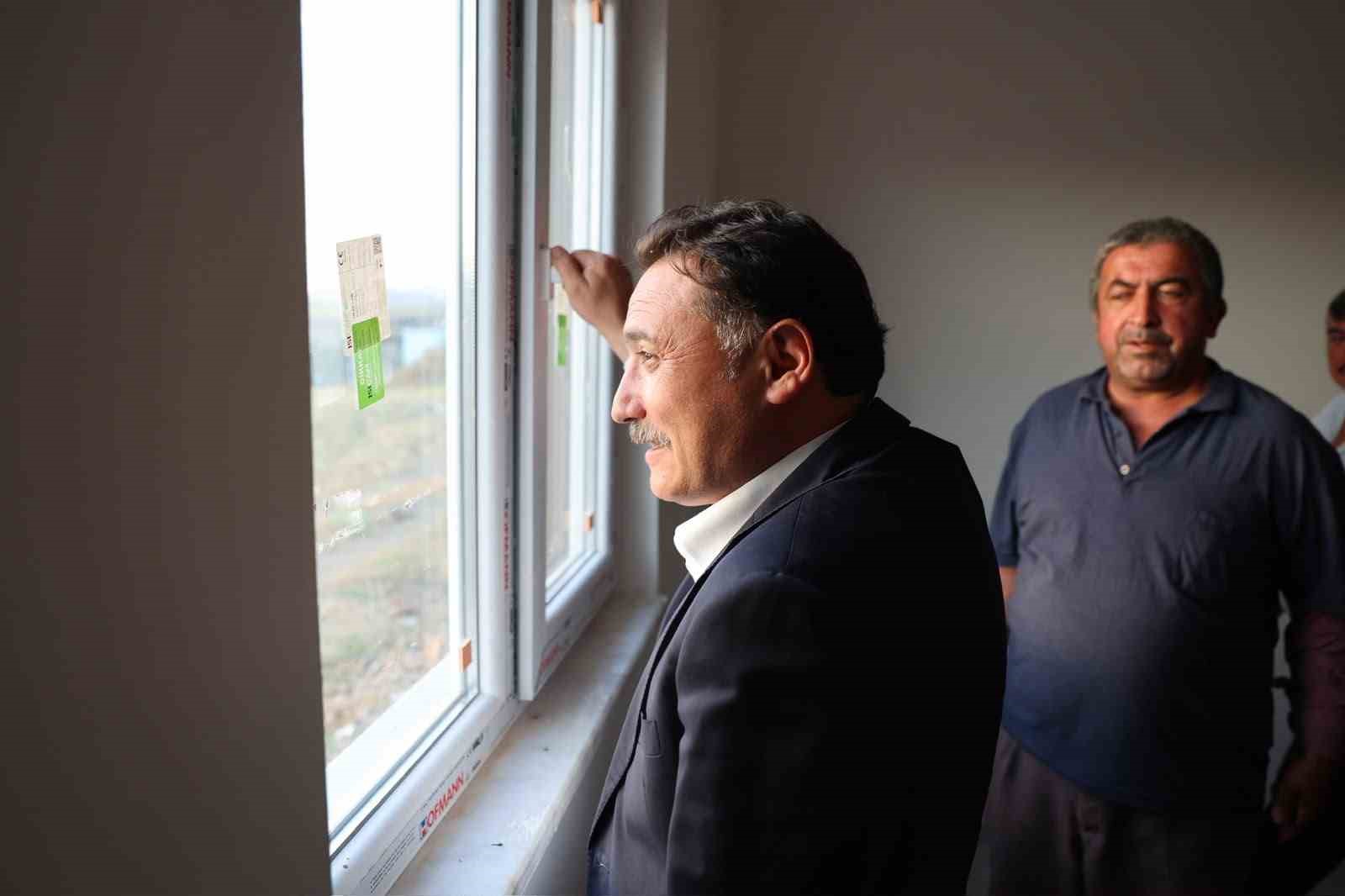 Vali Çiçek depremzede ailelerin sevincine ortak oldu