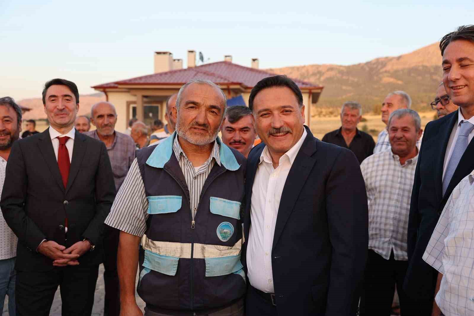 Vali Çiçek depremzede ailelerin sevincine ortak oldu