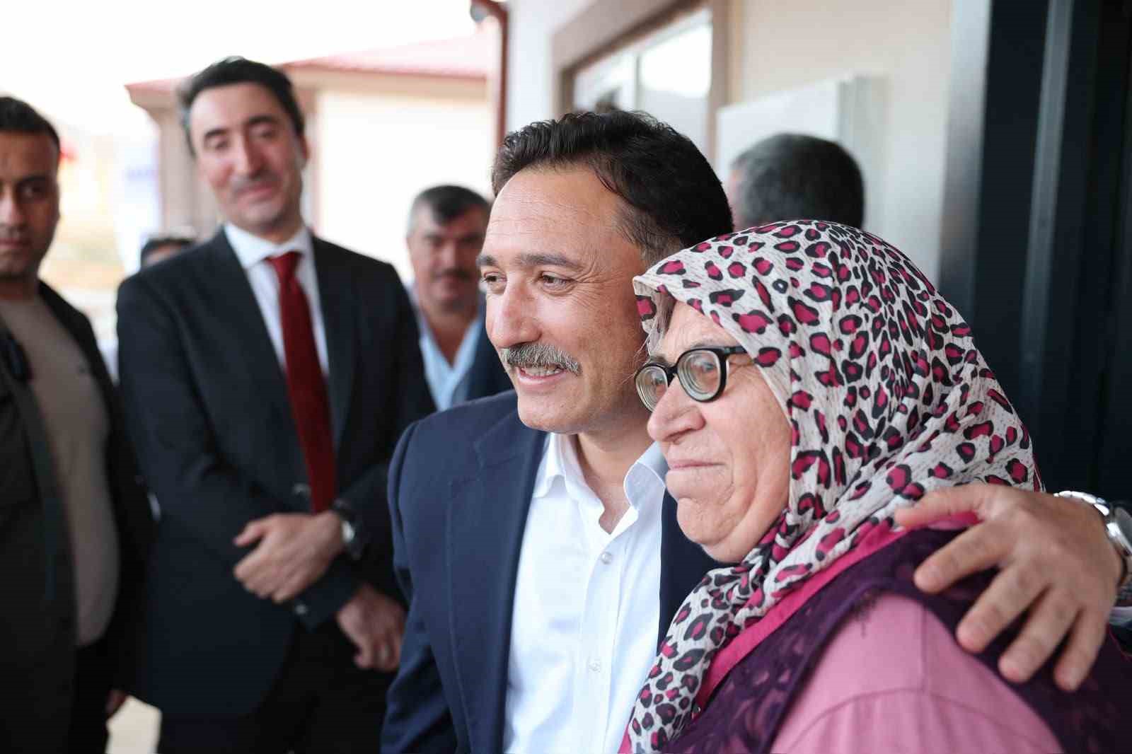 Vali Çiçek depremzede ailelerin sevincine ortak oldu
