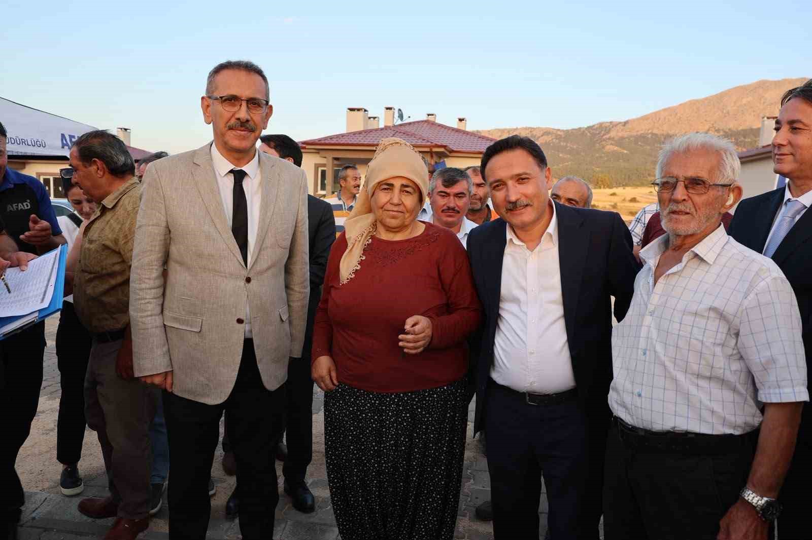 Vali Çiçek depremzede ailelerin sevincine ortak oldu