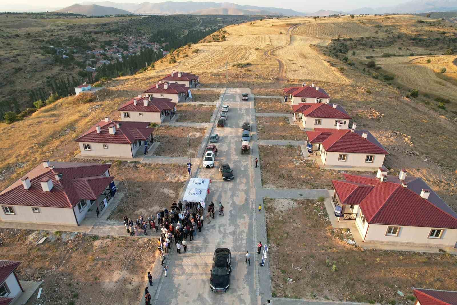 Vali Çiçek depremzede ailelerin sevincine ortak oldu