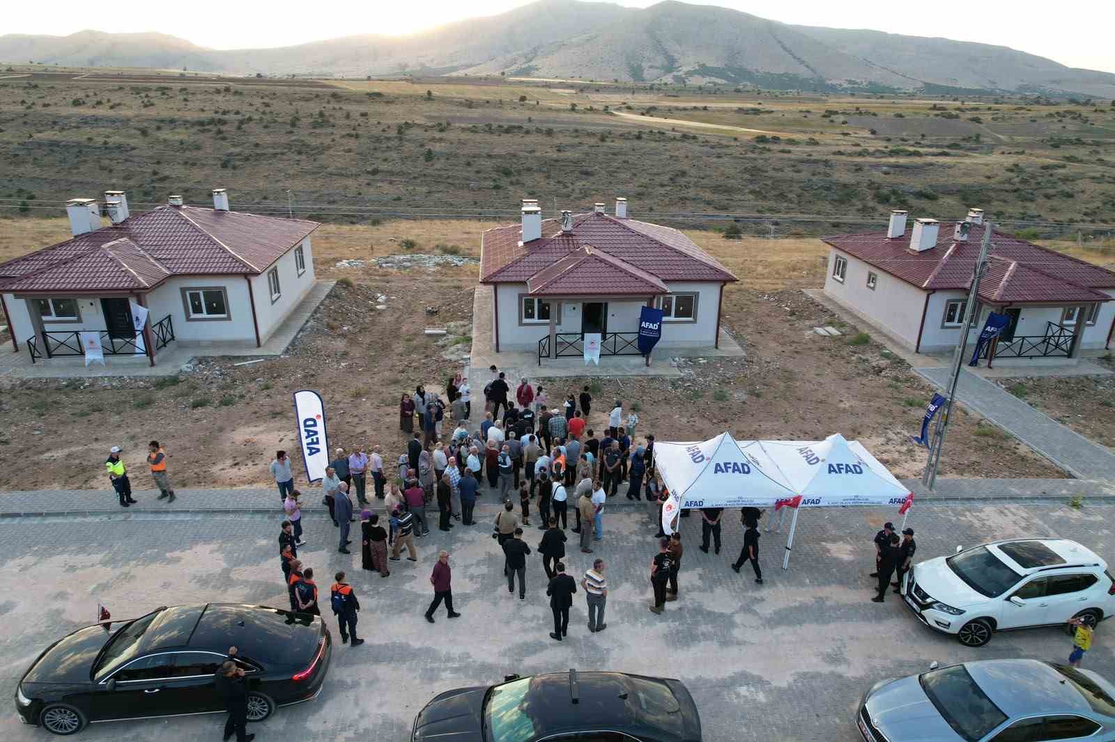 Vali Çiçek depremzede ailelerin sevincine ortak oldu