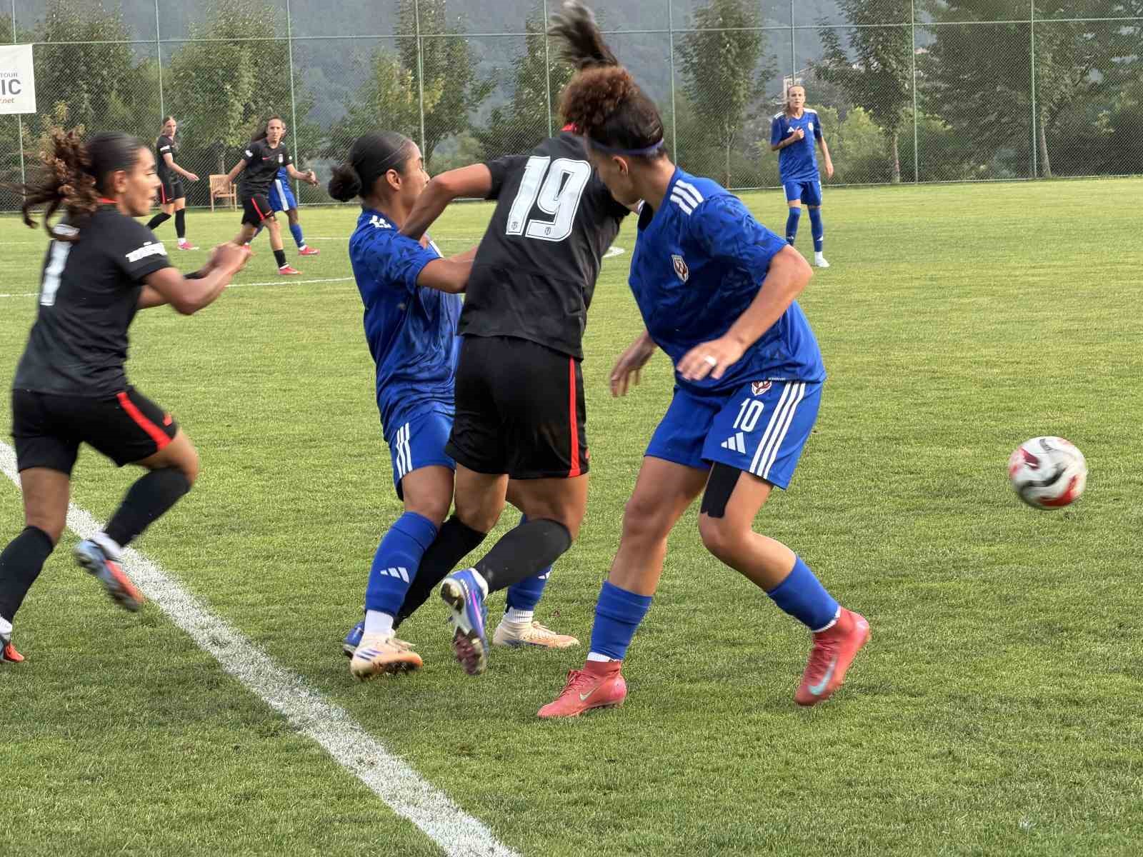 Hazırlık maçı: Beşiktaş Kadın Futbol Takımı: 3 - FOMGET: 1