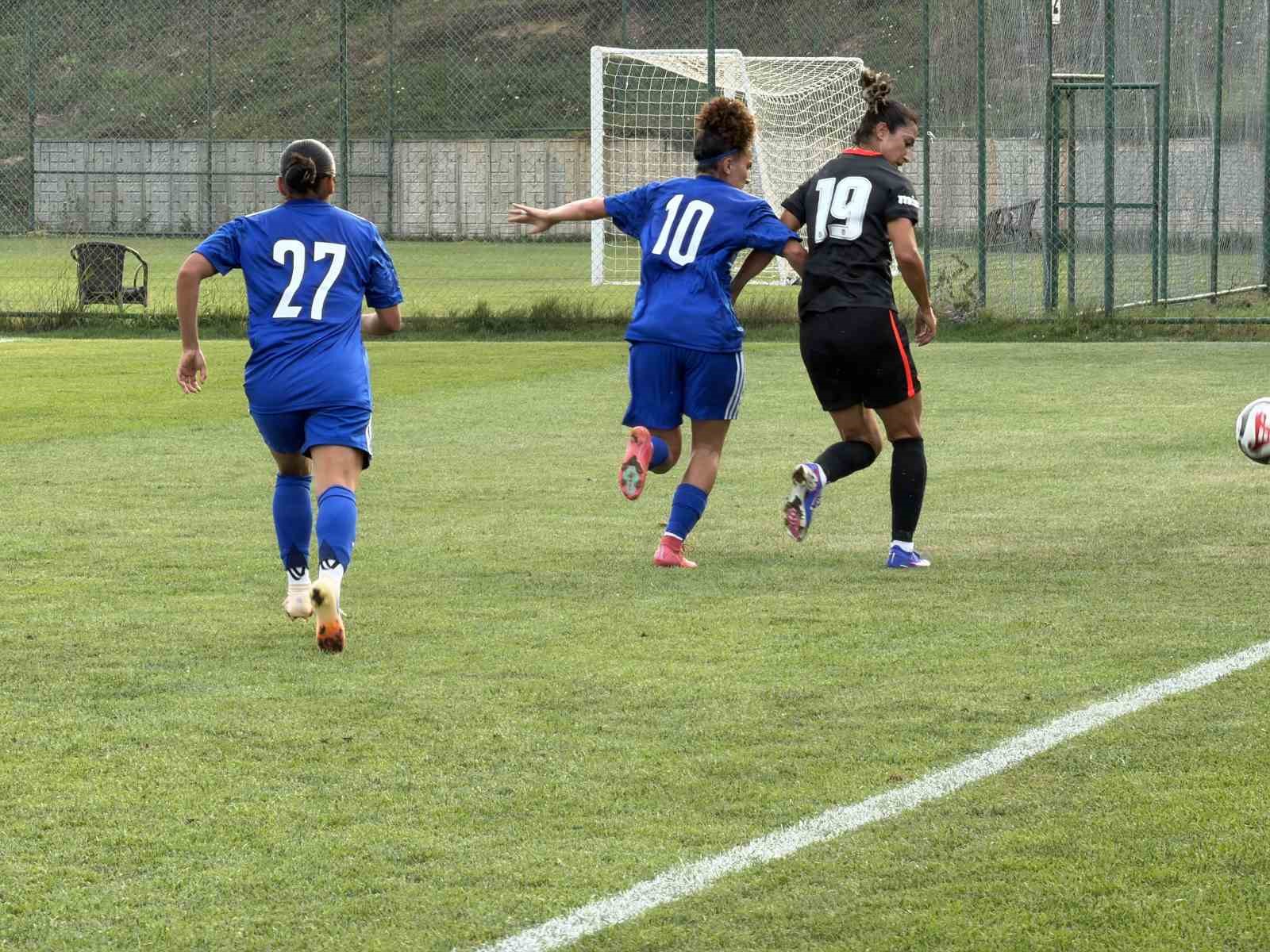 Hazırlık maçı: Beşiktaş Kadın Futbol Takımı: 3 - FOMGET: 1