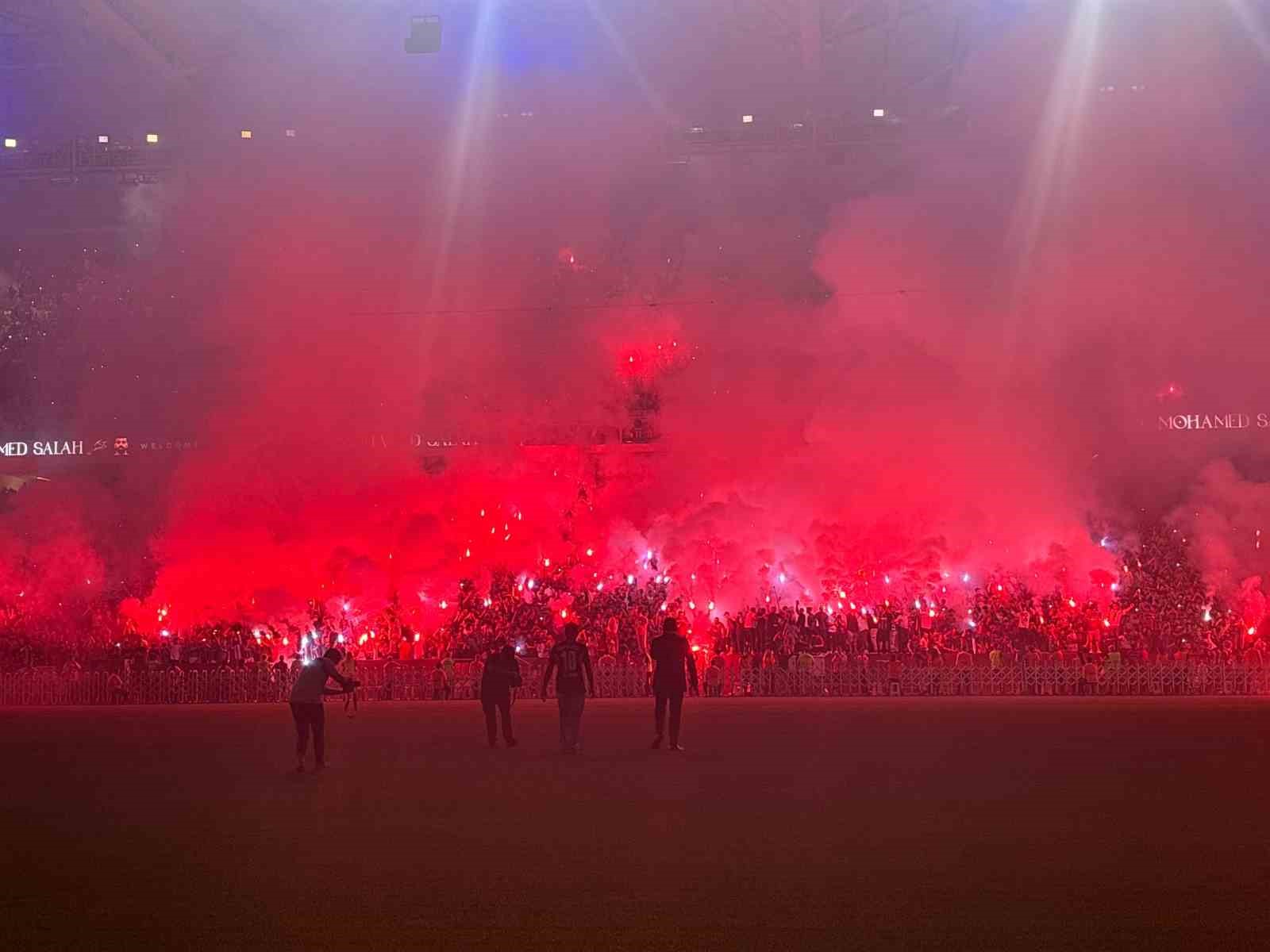 Trabzonspor’da Salah yaklaşık 30 bin taraftar önünde imza attı