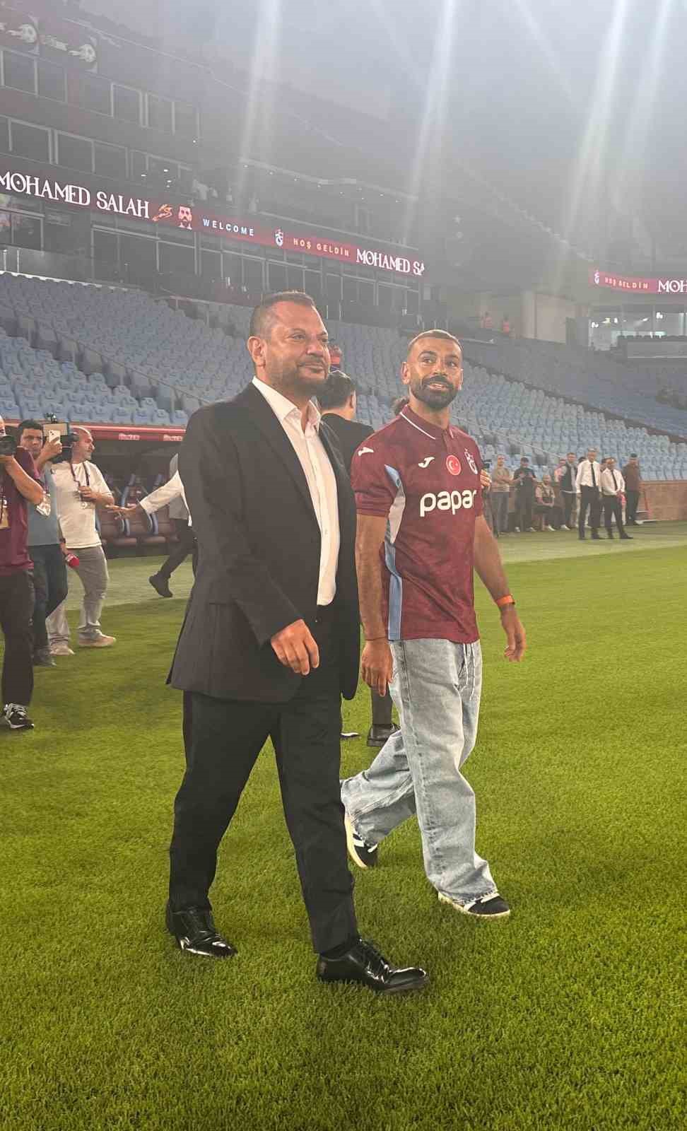 Trabzonspor’da Salah yaklaşık 30 bin taraftar önünde imza attı