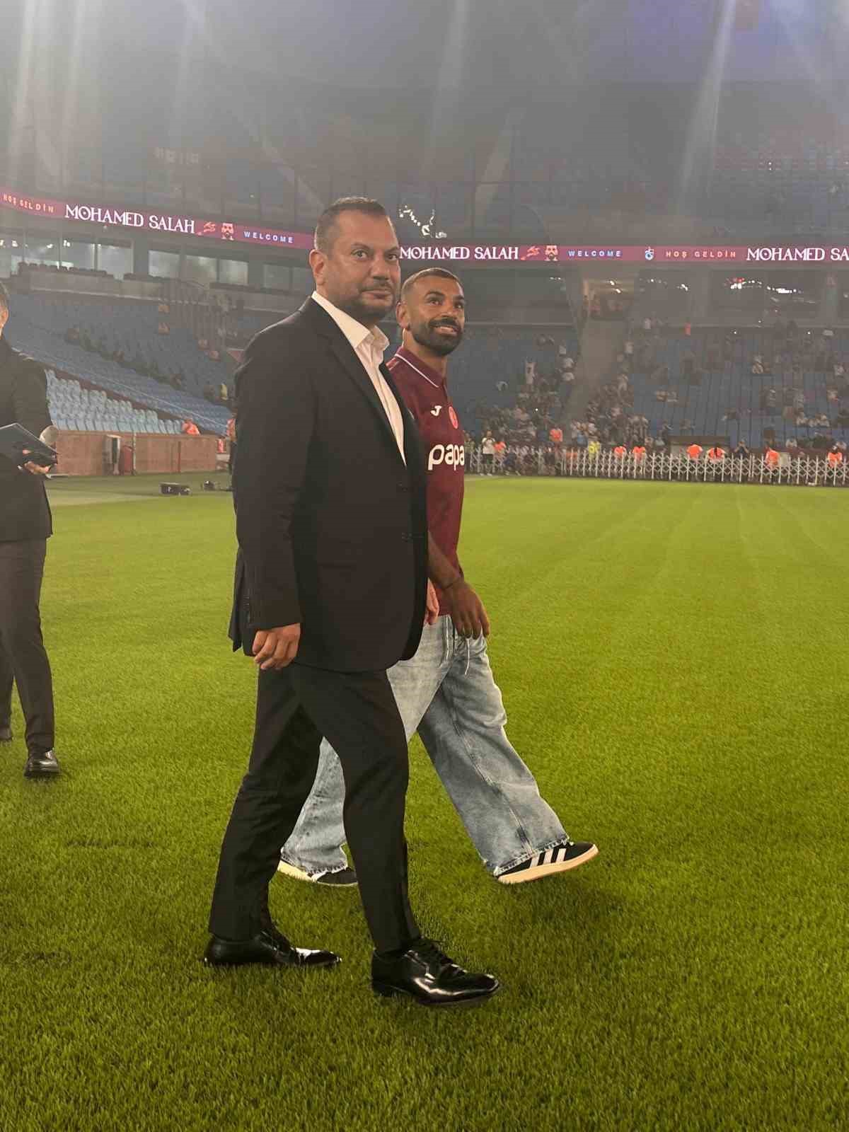 Trabzonspor’da Salah yaklaşık 30 bin taraftar önünde imza attı