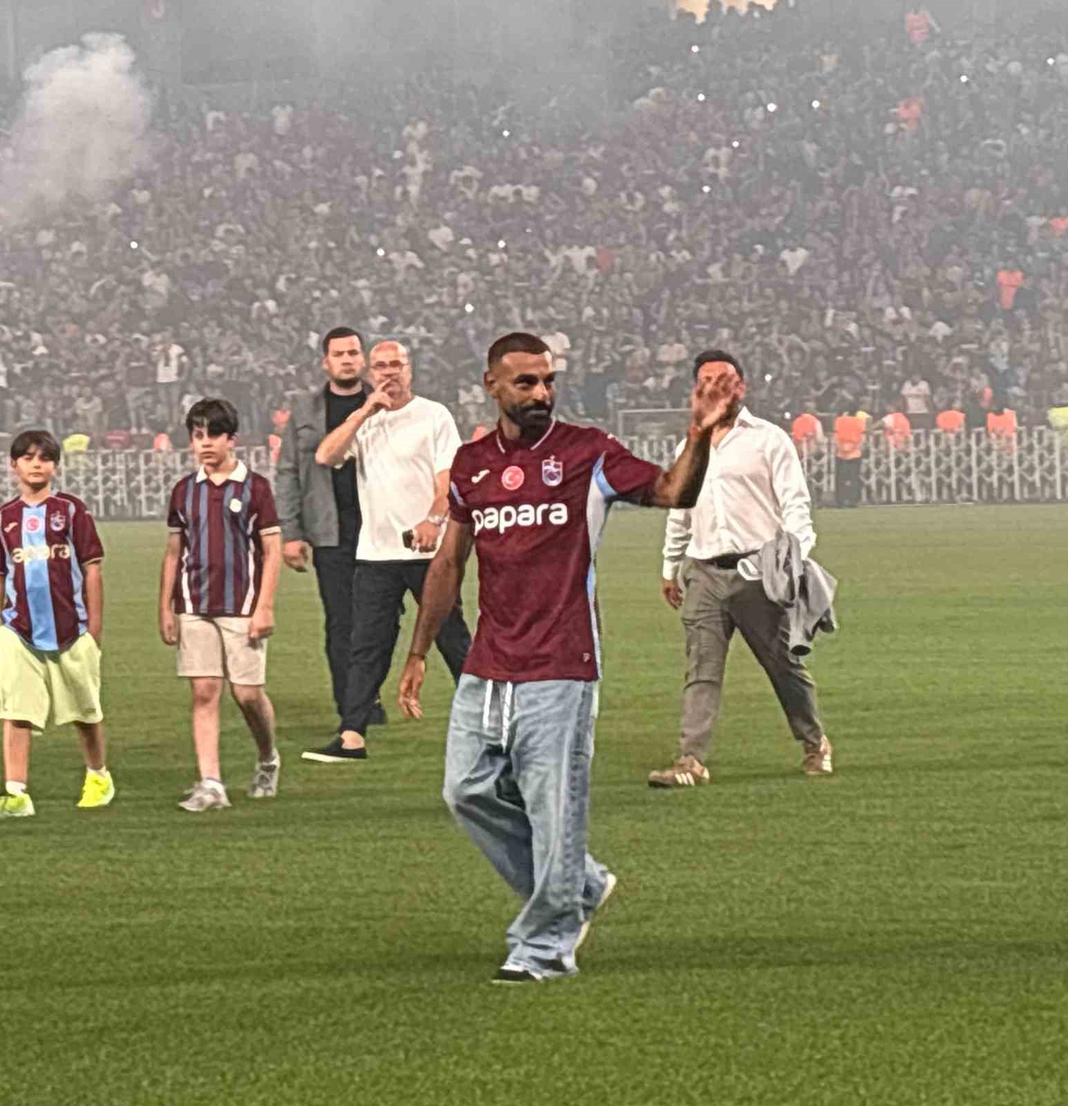 Trabzonspor’da Salah yaklaşık 30 bin taraftar önünde imza attı