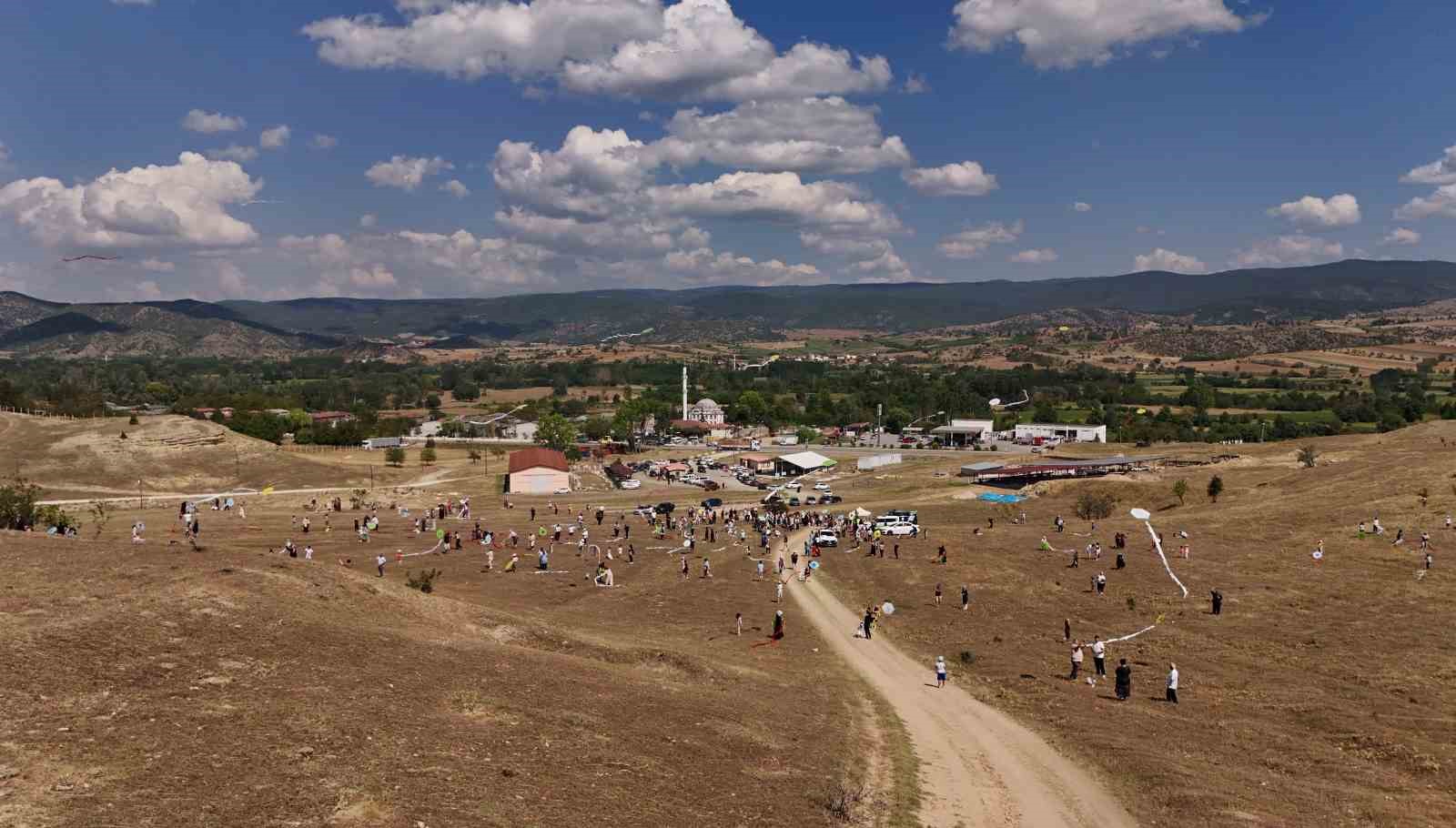 2 bin yıllık antik kentte gökyüzünü uçurtmalar süsledi